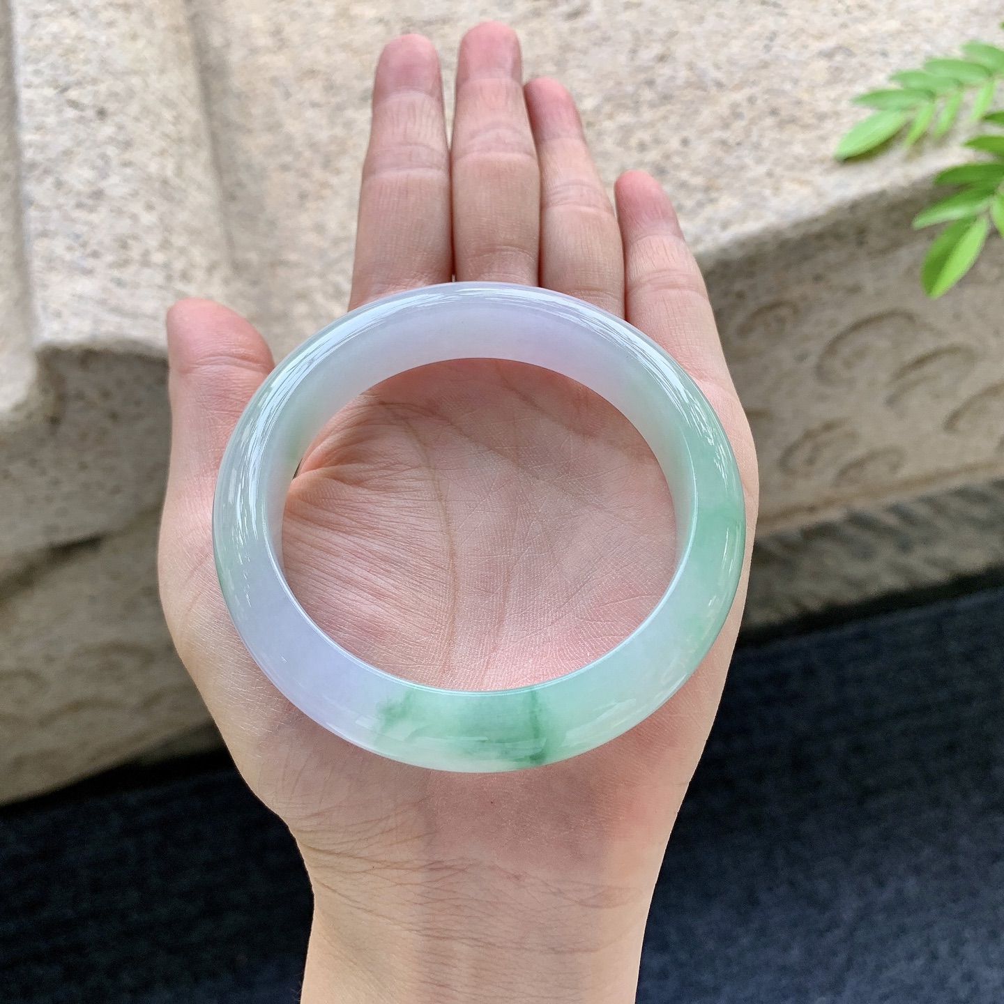 正圈57 57，圈口57/13.4/8.4，编码AD081403，描述细糯春彩，水润，种老，细腻，无