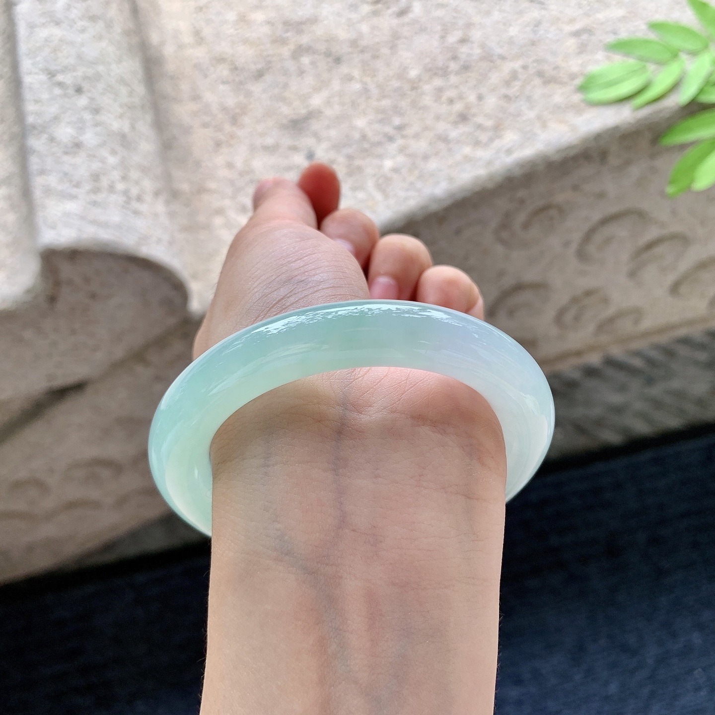 圆条54 55，圈口55.4/10.8/11，编码DW062623，冰糯晴绿，水润，种老，细腻，无裂。