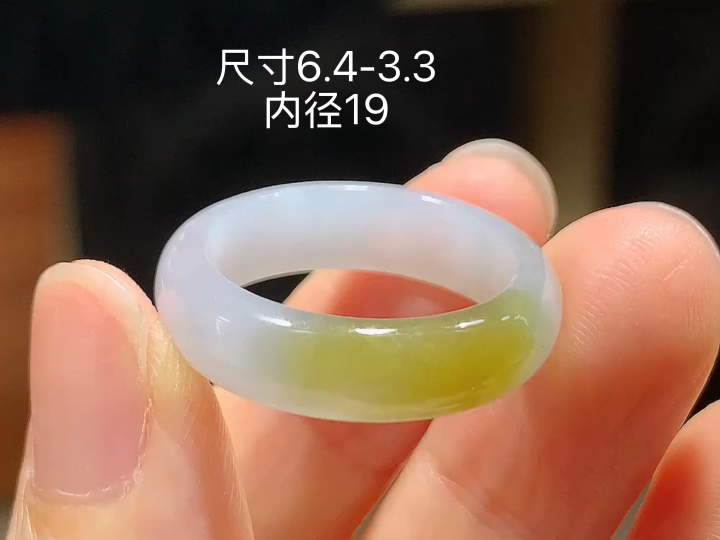 冰飘黄戒圈，无裂，尺寸6.4-3.3