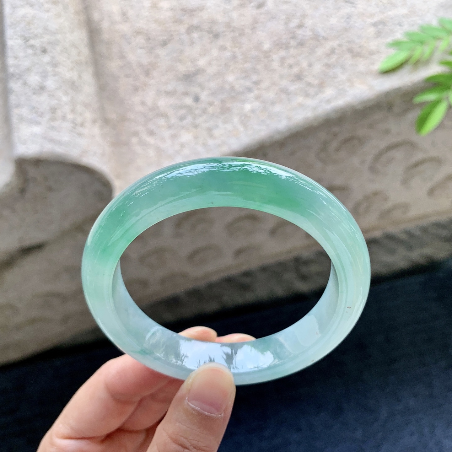 正圈55 56，圈口56.4/12.4/8.6，编码A1081460，描述冰糯飘绿，水润，种老，细腻，打灯有棉线
