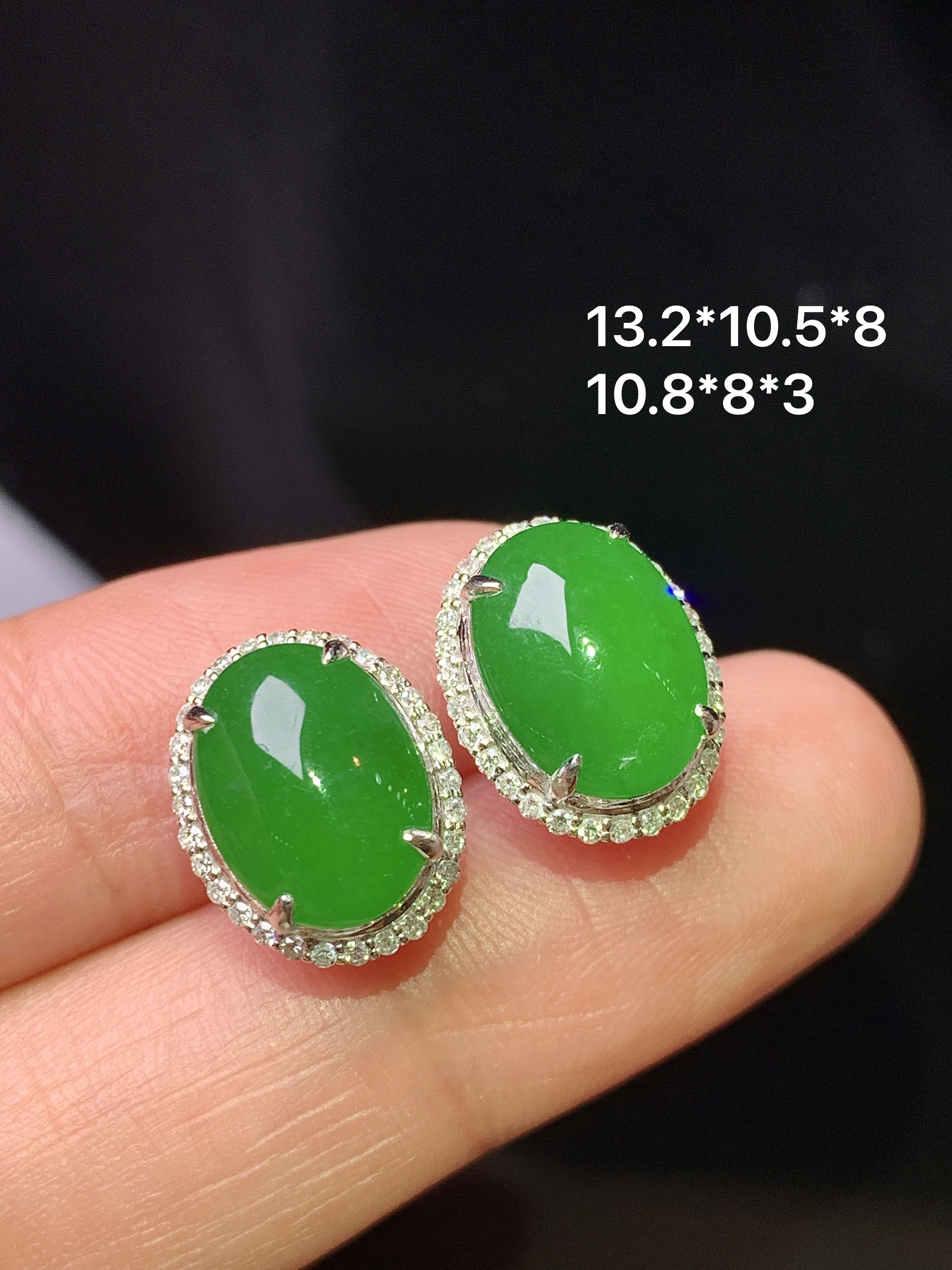 18k金钻镶嵌满绿蛋面耳钉 玉质细腻 色泽艳丽清新 水润亮眼 整体尺寸13.2*10.5*8 L2
