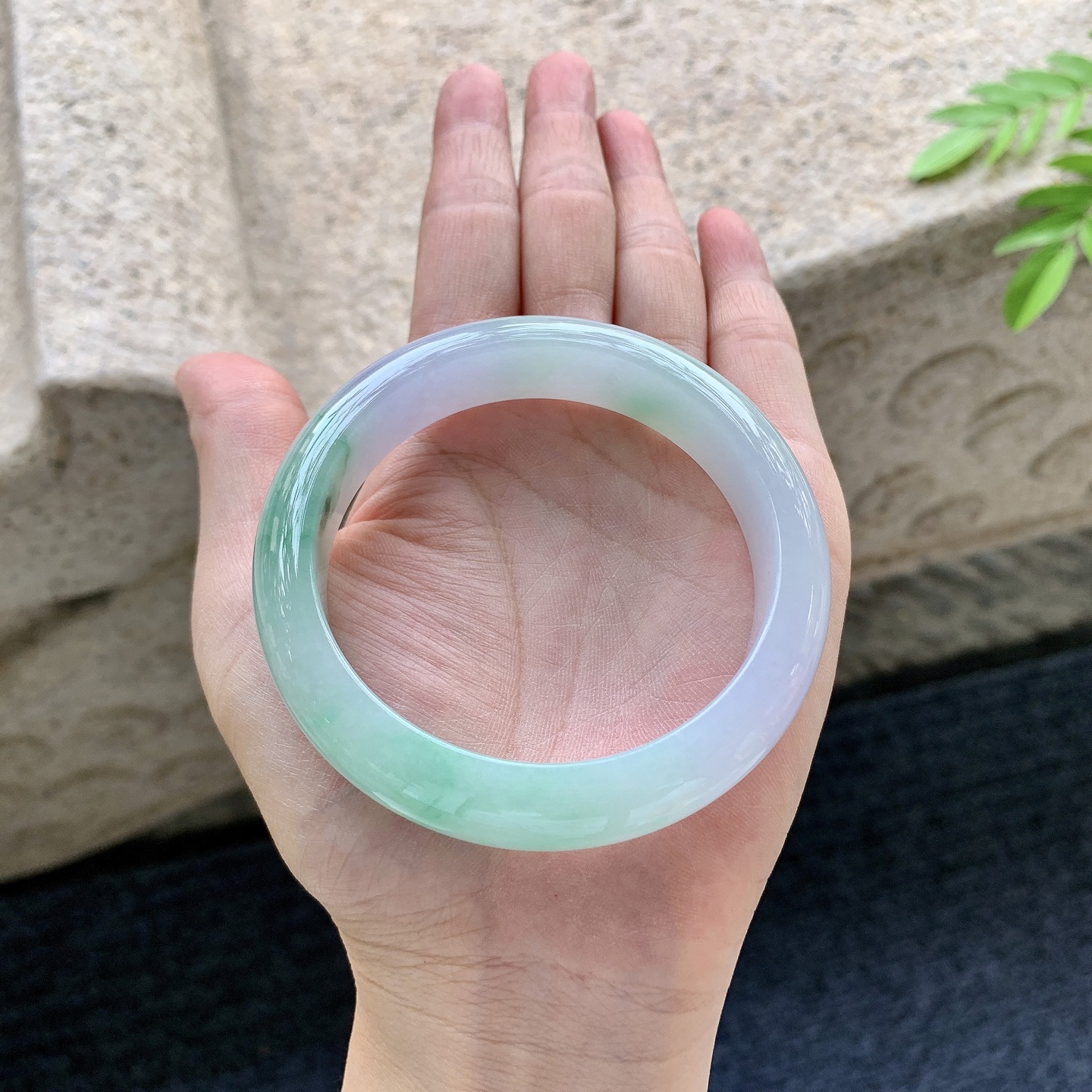 正圈57 57，圈口57/13.4/8.4，编码AD081403，描述细糯春彩，水润，种老，细腻，无裂。