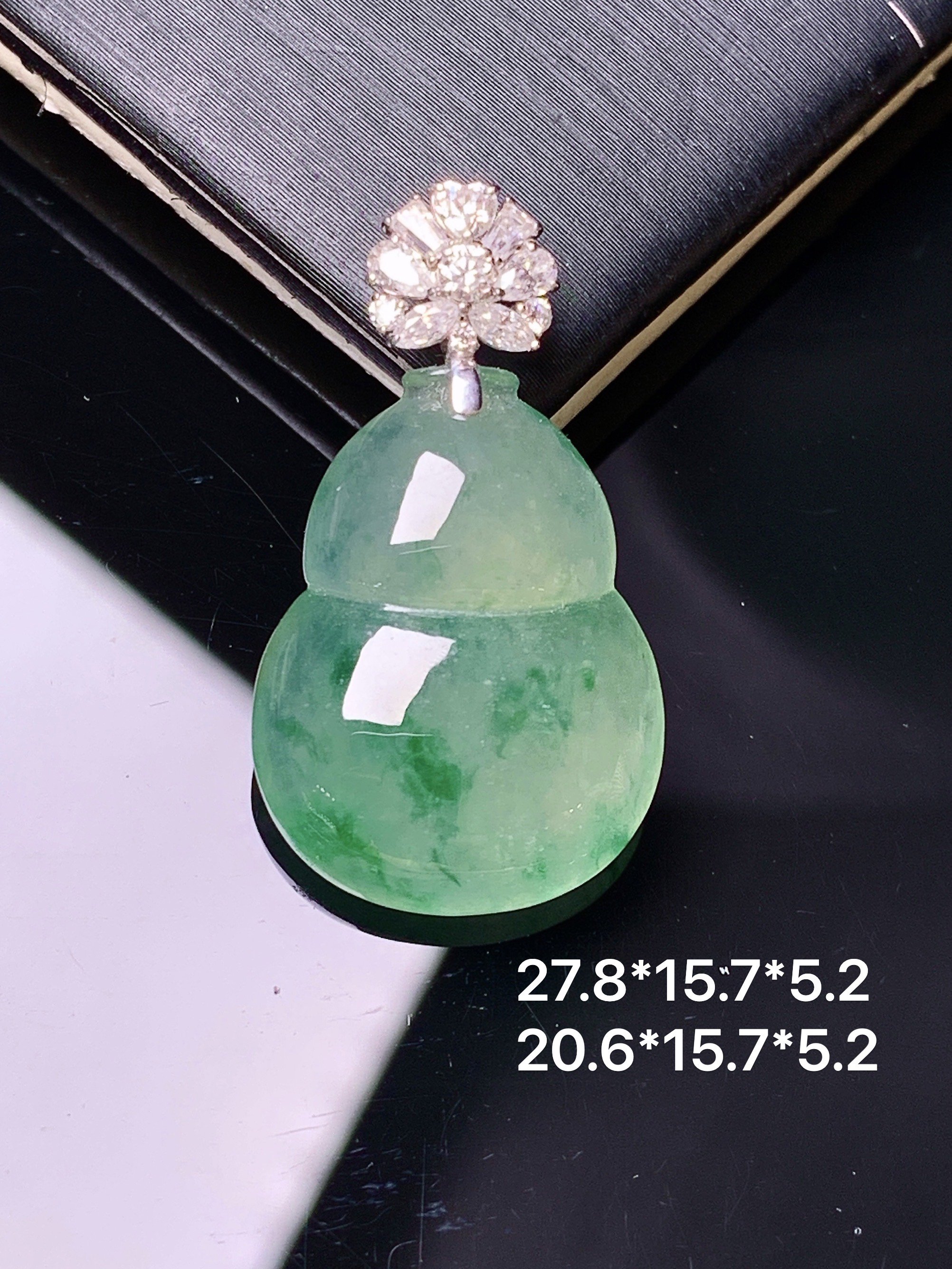 18k金钻镶嵌冰种飘绿葫芦吊坠 玉质细腻 色泽艳丽清新 水润亮眼 整体尺寸27.8*15.7*5.2 d5