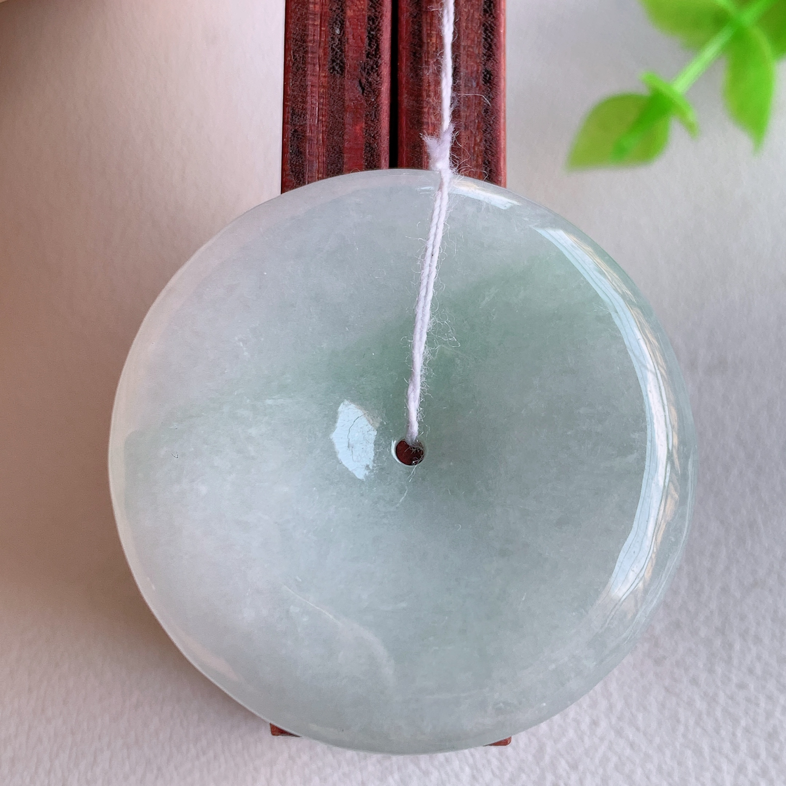 冰润飘花平安扣吊坠，厚装饱满，冰润剔透，细腻水足，种质润泽，飘花灵动，佩戴优雅大气，W415.10   尺寸：34.8-5.6mm