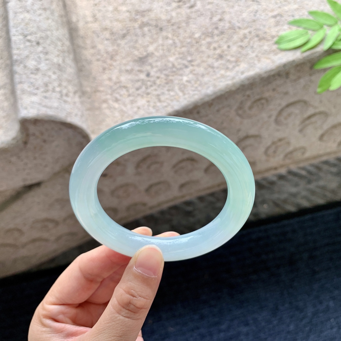 圆条54 55，圈口55.4/10.8/11，编码DW062623，冰糯晴绿，水润，种老，细腻，无裂。