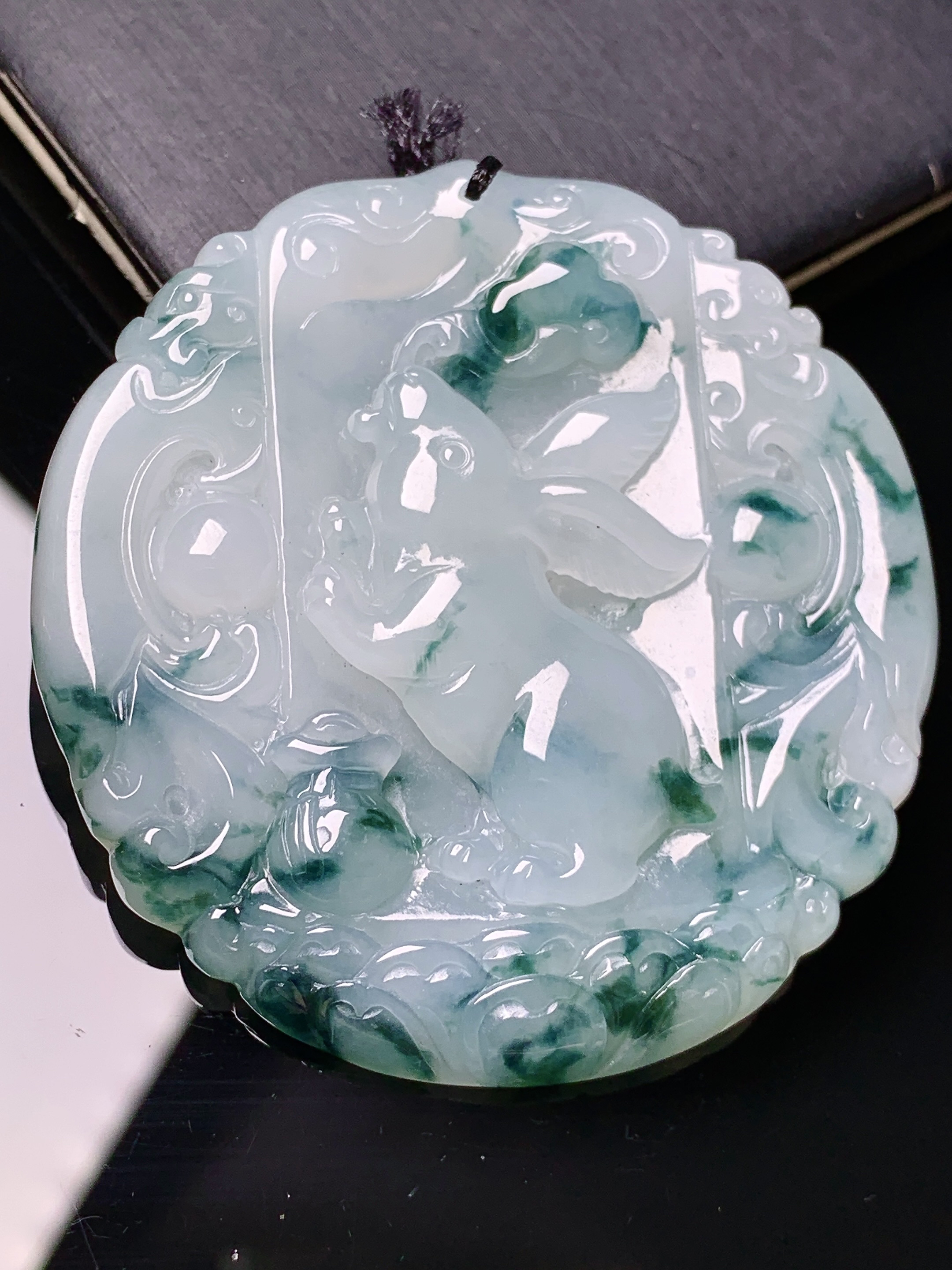 飘绿生肖兔吊坠 玉质细腻 色泽艳丽清新 水润亮眼 整体尺寸50.5*48*5.6 b2