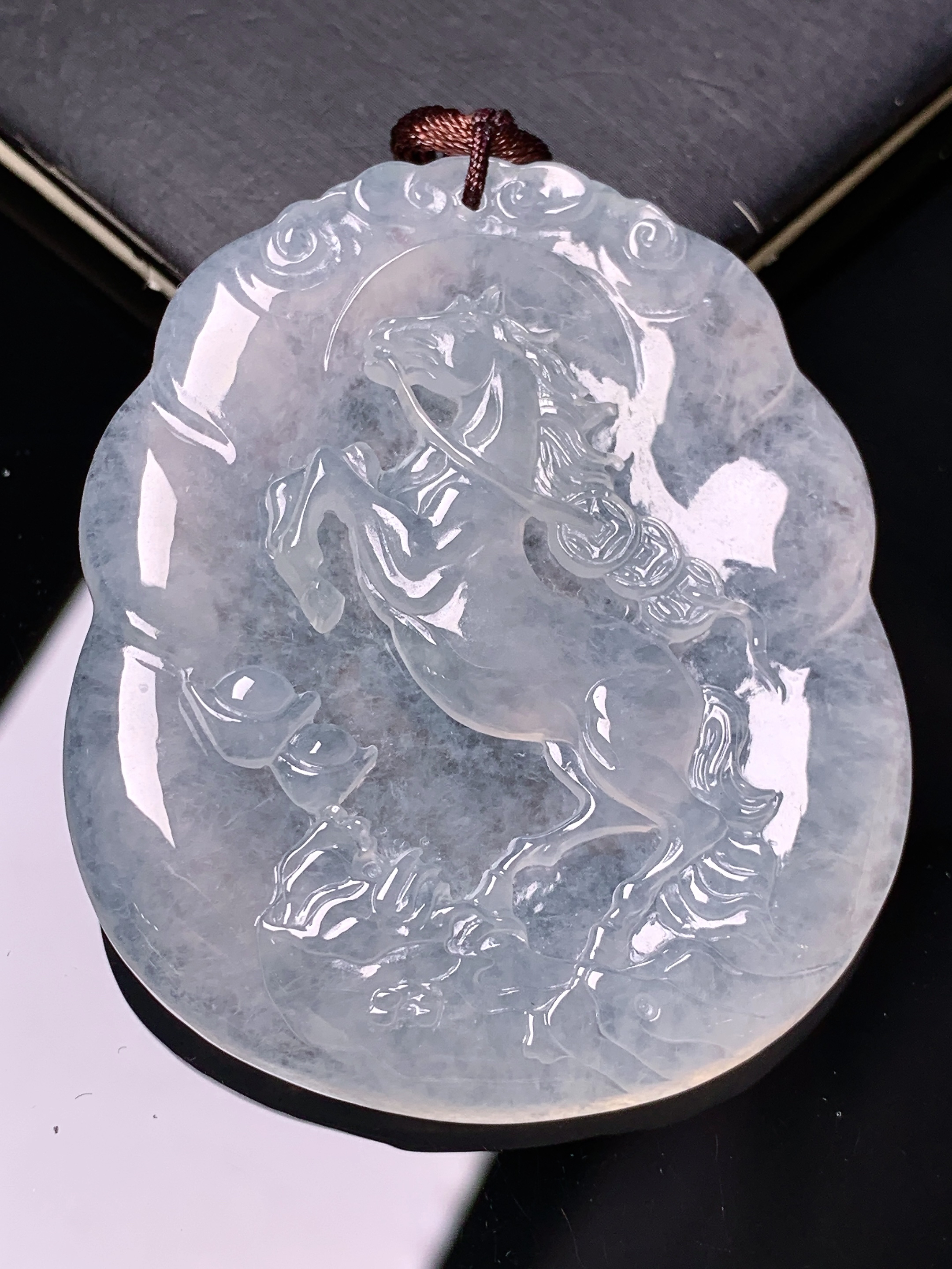 冰种生肖马吊坠 玉质细腻 色泽艳丽清新 水润亮眼 整体尺寸51.5*43.8*5.8 b2
