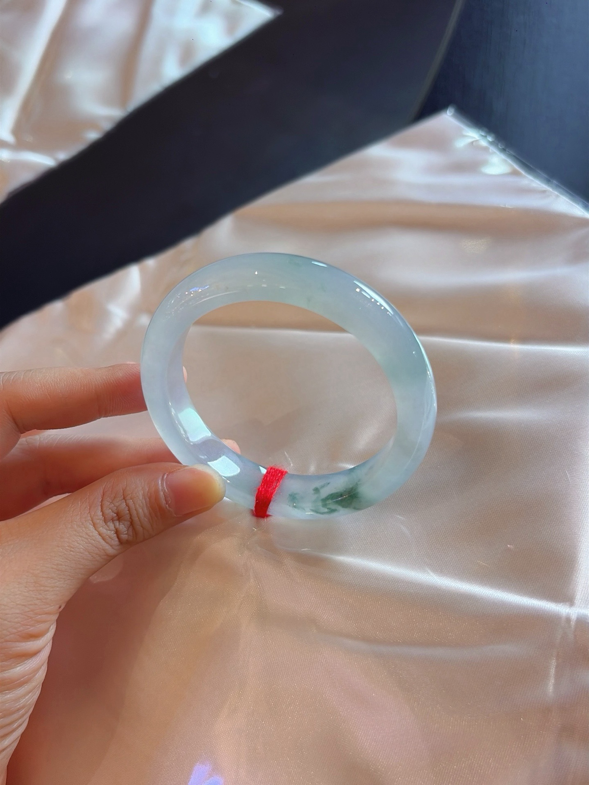 ｜52圈口
冰润飘花平安镯
清透冰底，一抹灵动绿花悠然散开
如水雾青山，通透又灵气
上手清冷雅致，自带氛围感
规格【52.8/11.9/8.2】