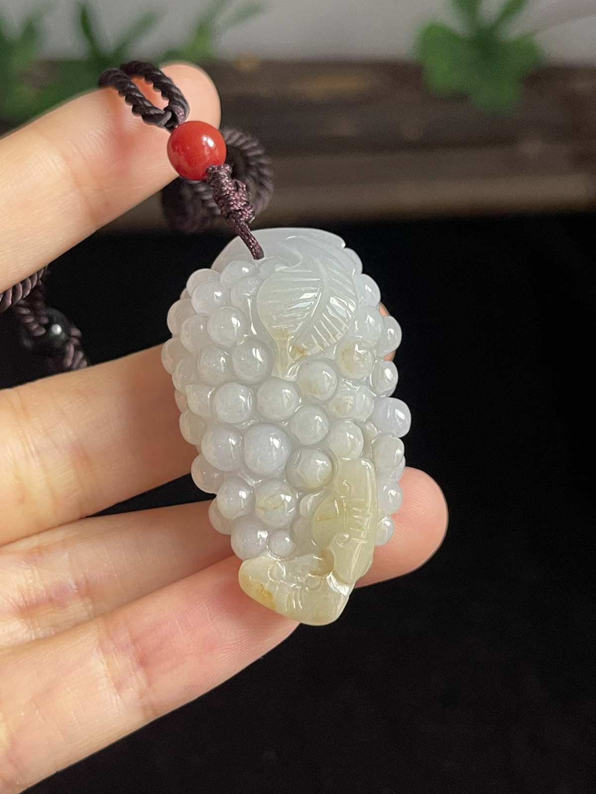 翡翠花件，褐黄色颜色成因未定
