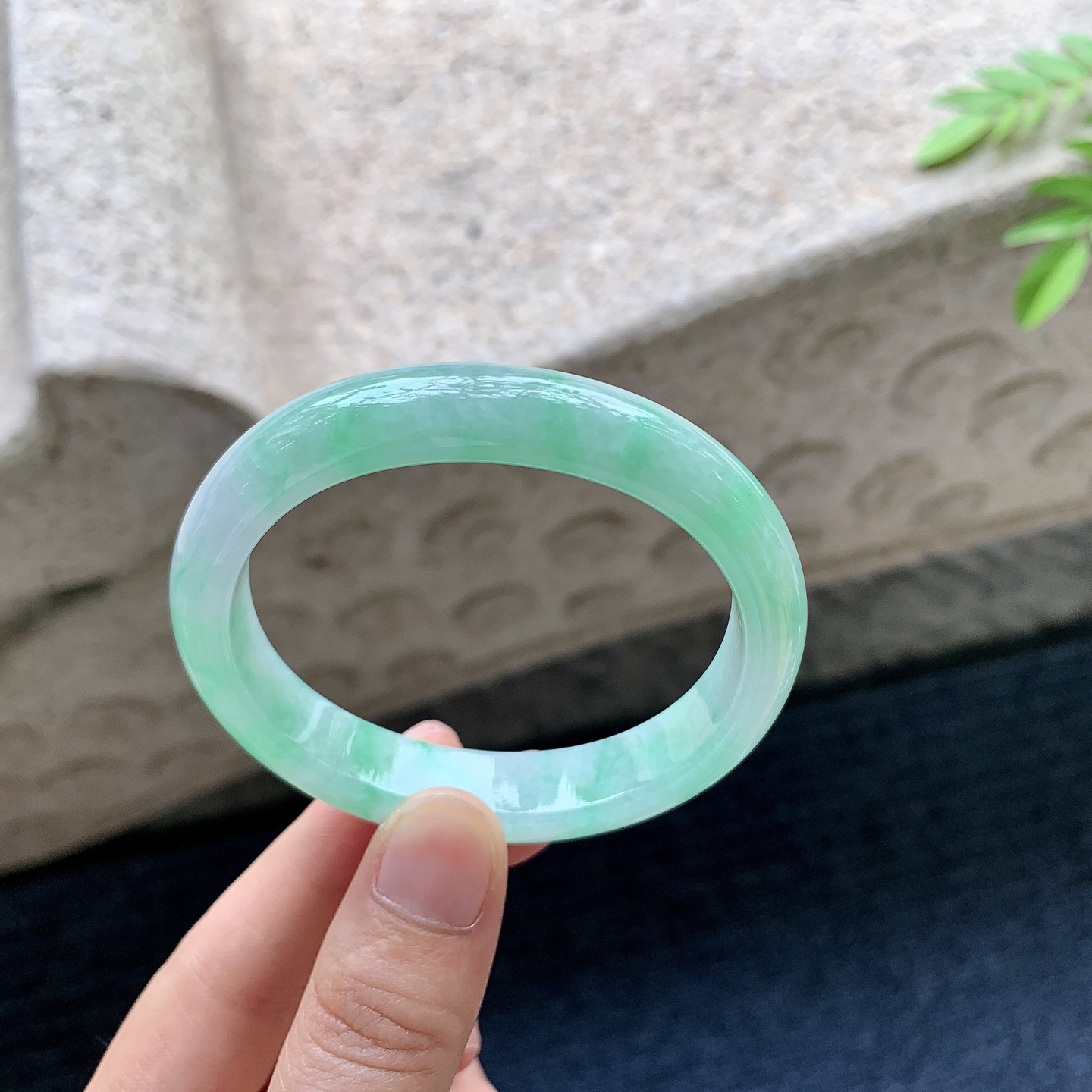 贵妃52 53，圈口53.8/46.4/11.8/7.3，编码AD081414，细糯飘绿，水润，种老，细腻，无裂。