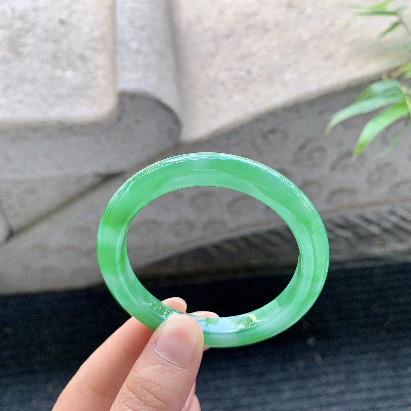 正圈51 52，圈口51.8/7.5/8，编码D6081483，糯冰飘辣绿，水润，种老，细腻，打灯有纹线。