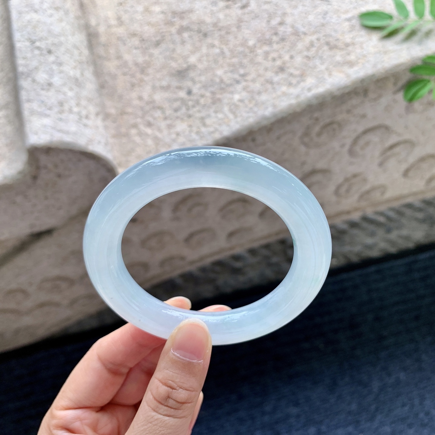 圆条54 55，圈口55.8/11.6/11.5，编码DW081488，糯冰底色飘绿，水润，种老，细腻，无裂。