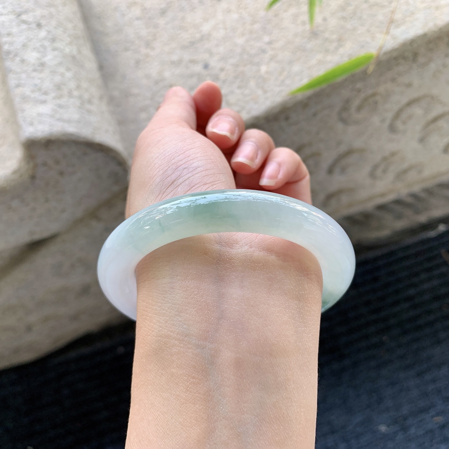 圆条54 55，圈口55.7/10.6/10.8，编码FL032490，糯冰飘花，水润，种老，细腻，打灯有纹线。