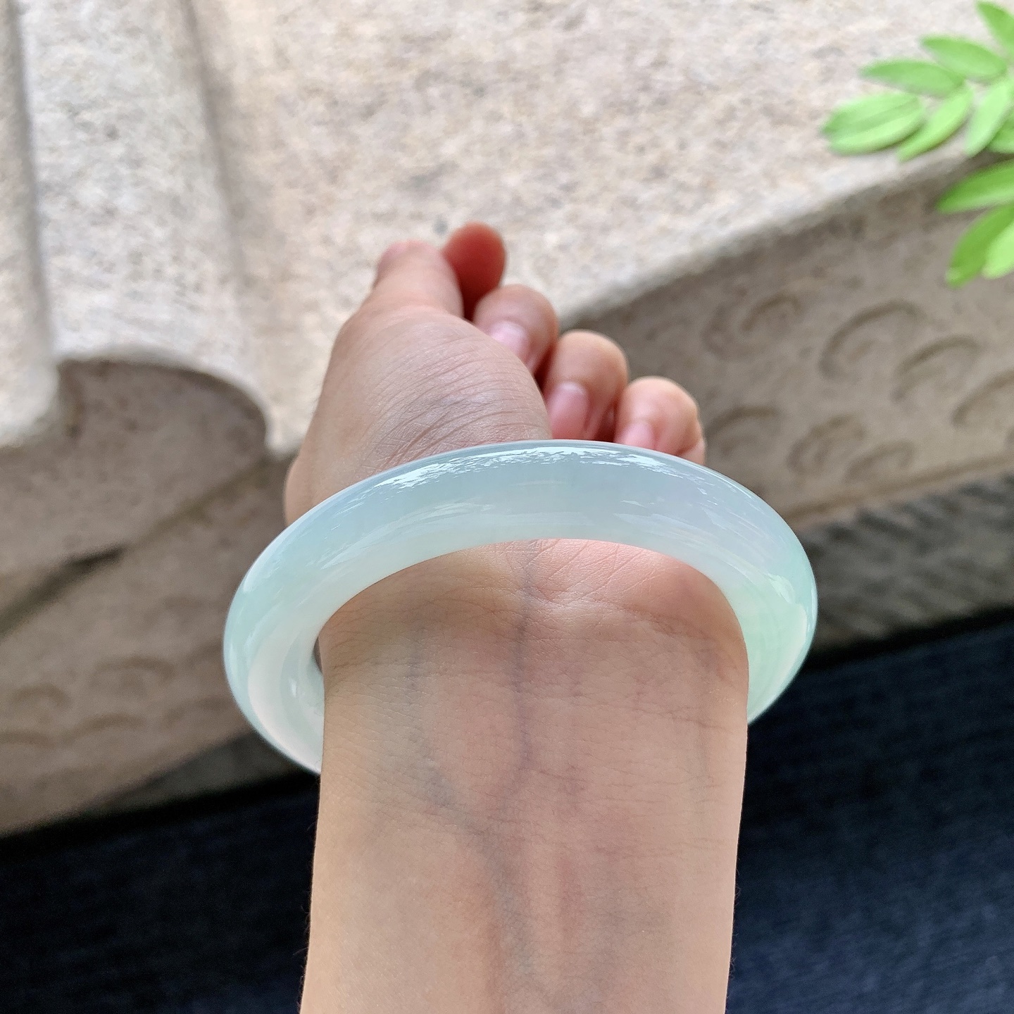 圆条54 55，圈口55.4/10.8/11，编码DW062623，冰糯晴绿，水润，种老，细腻，无裂。