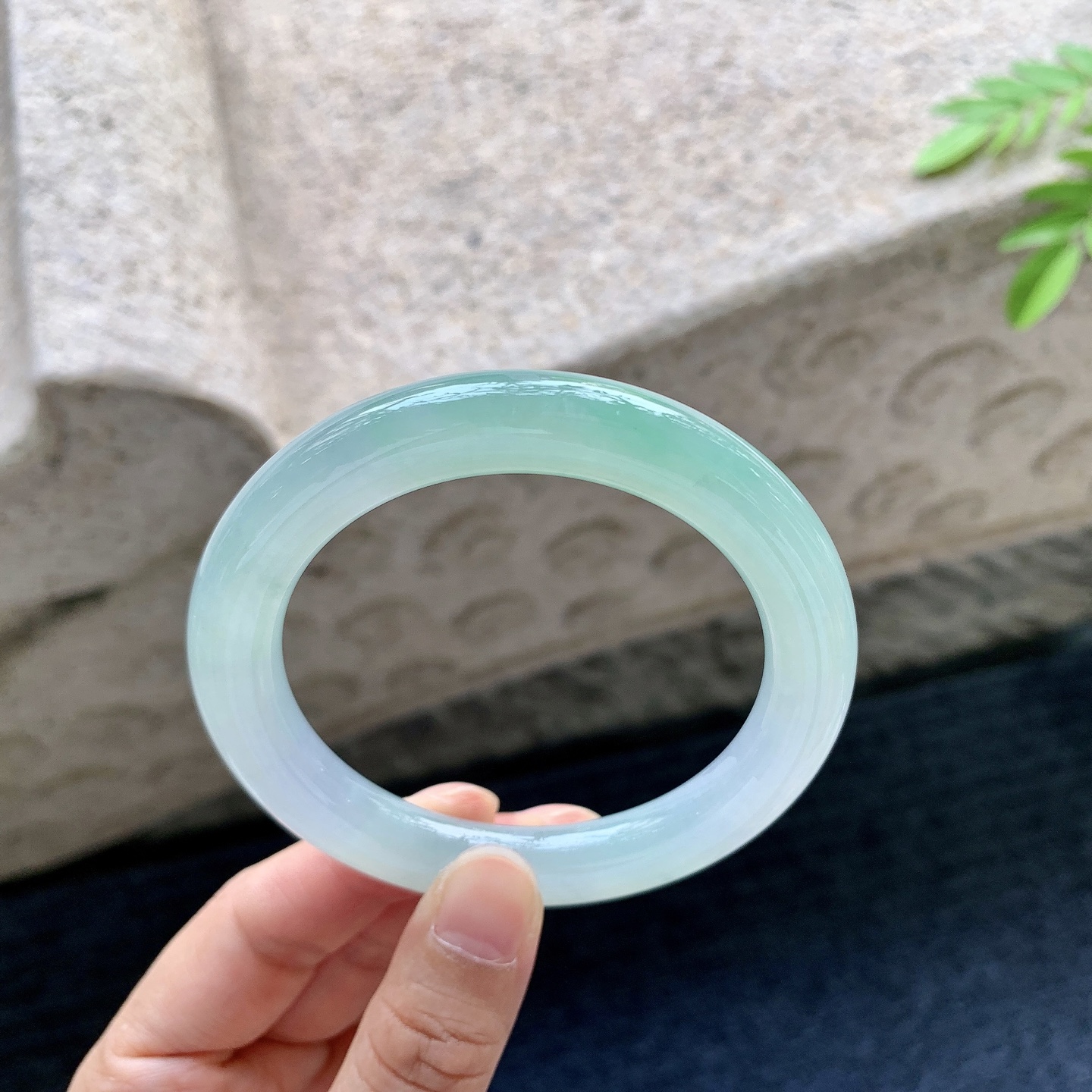 圆条54 55，圈口55.7/9.4/10，编码G3081409，描述冰糯飘阳绿，水润，种老，细腻，无裂。