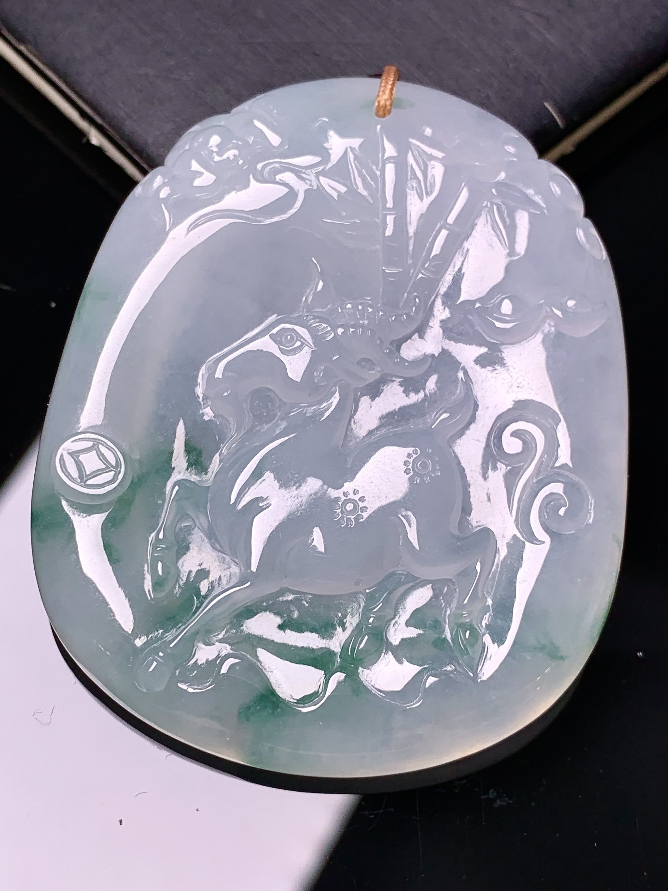 飘绿生肖羊吊坠 玉质细腻 色泽艳丽清新 水润亮眼 整体尺寸49*39.6*6 b2