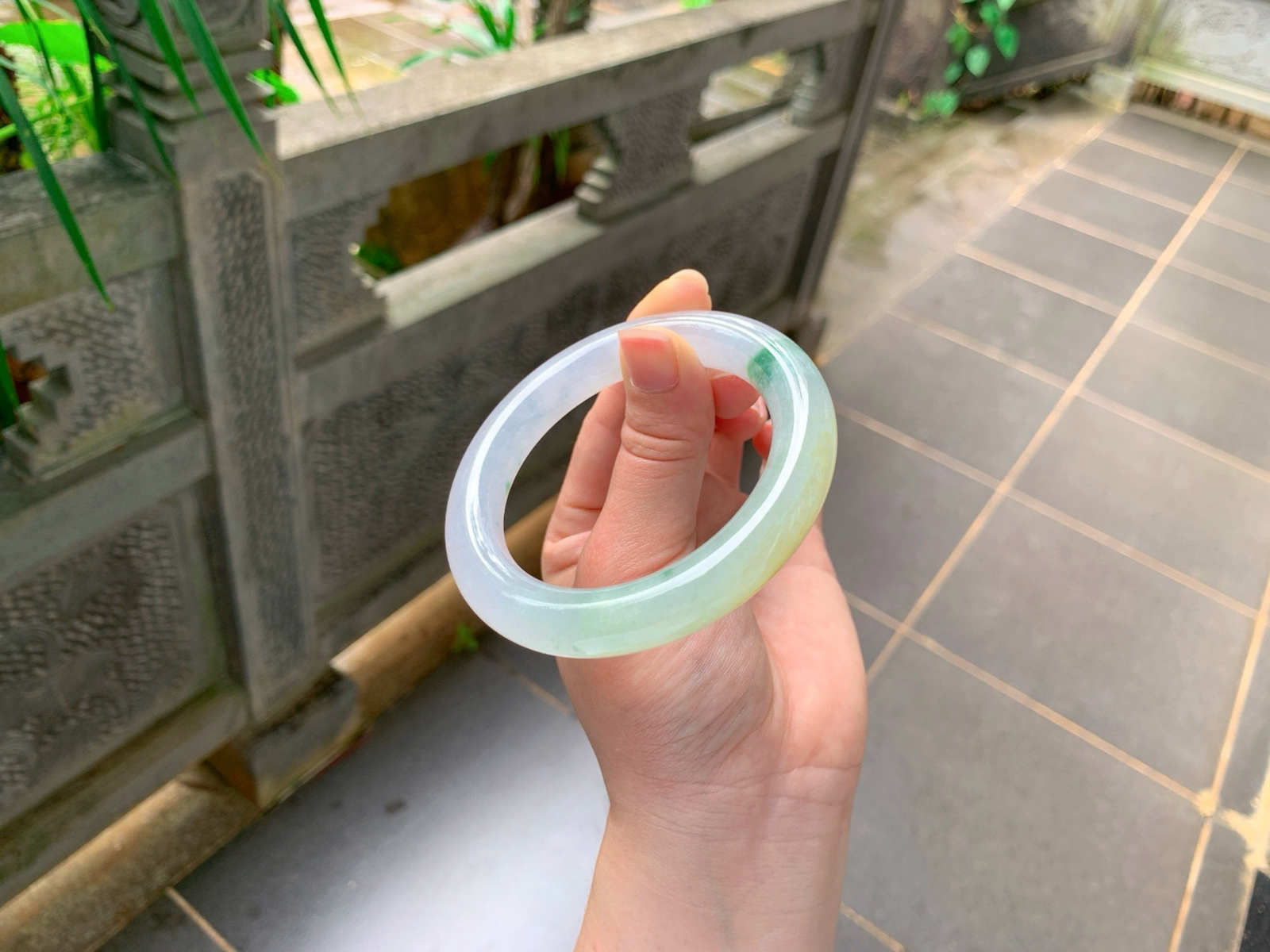 ｜57圈口
条粗：11.4
冰底三彩圆条福镯
经典圆条，上手温婉雅致，自带独特韵味