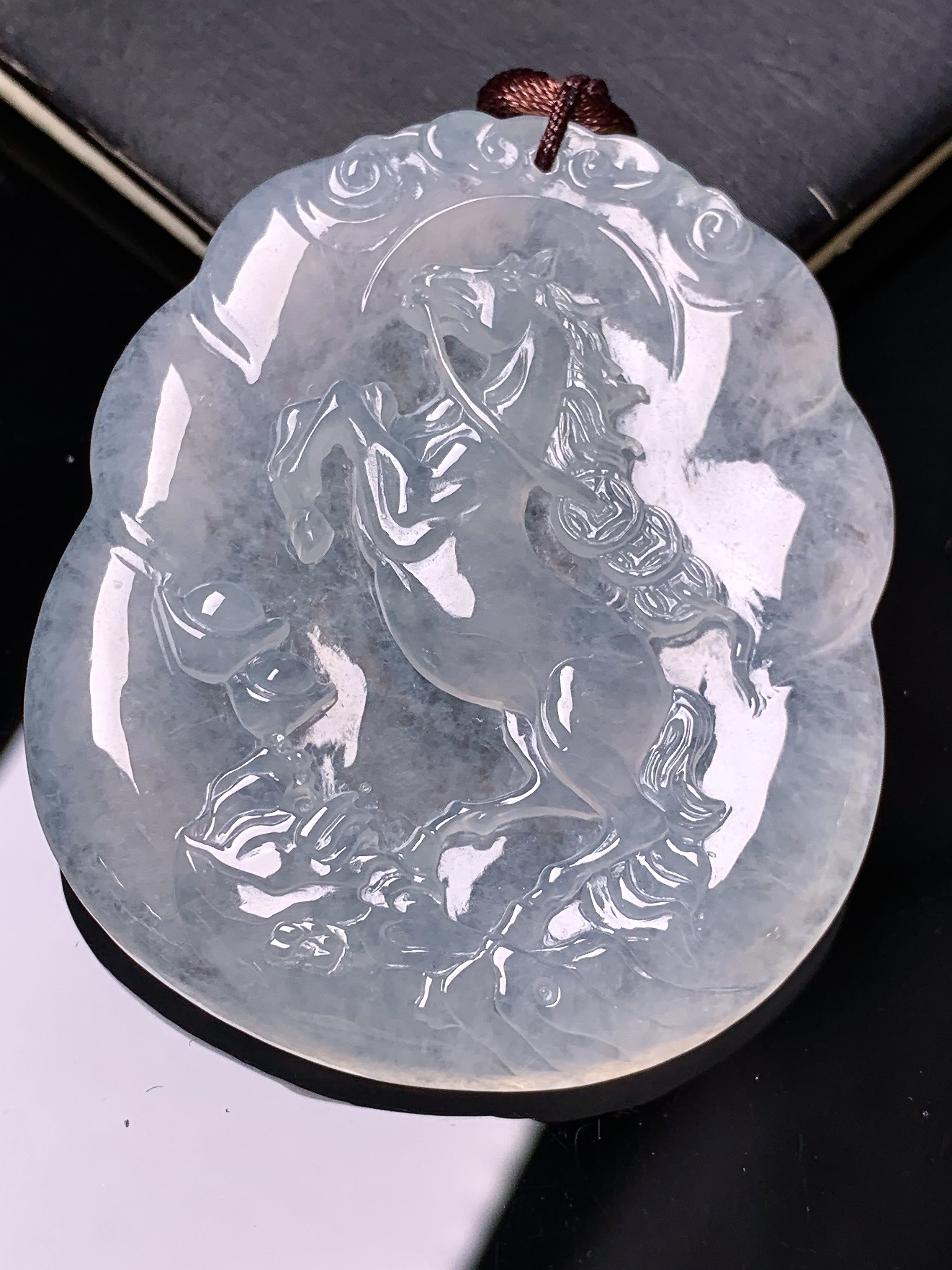 冰种生肖马吊坠 玉质细腻 色泽艳丽清新 水润亮眼 整体尺寸51.5*43.8*5.8 b2