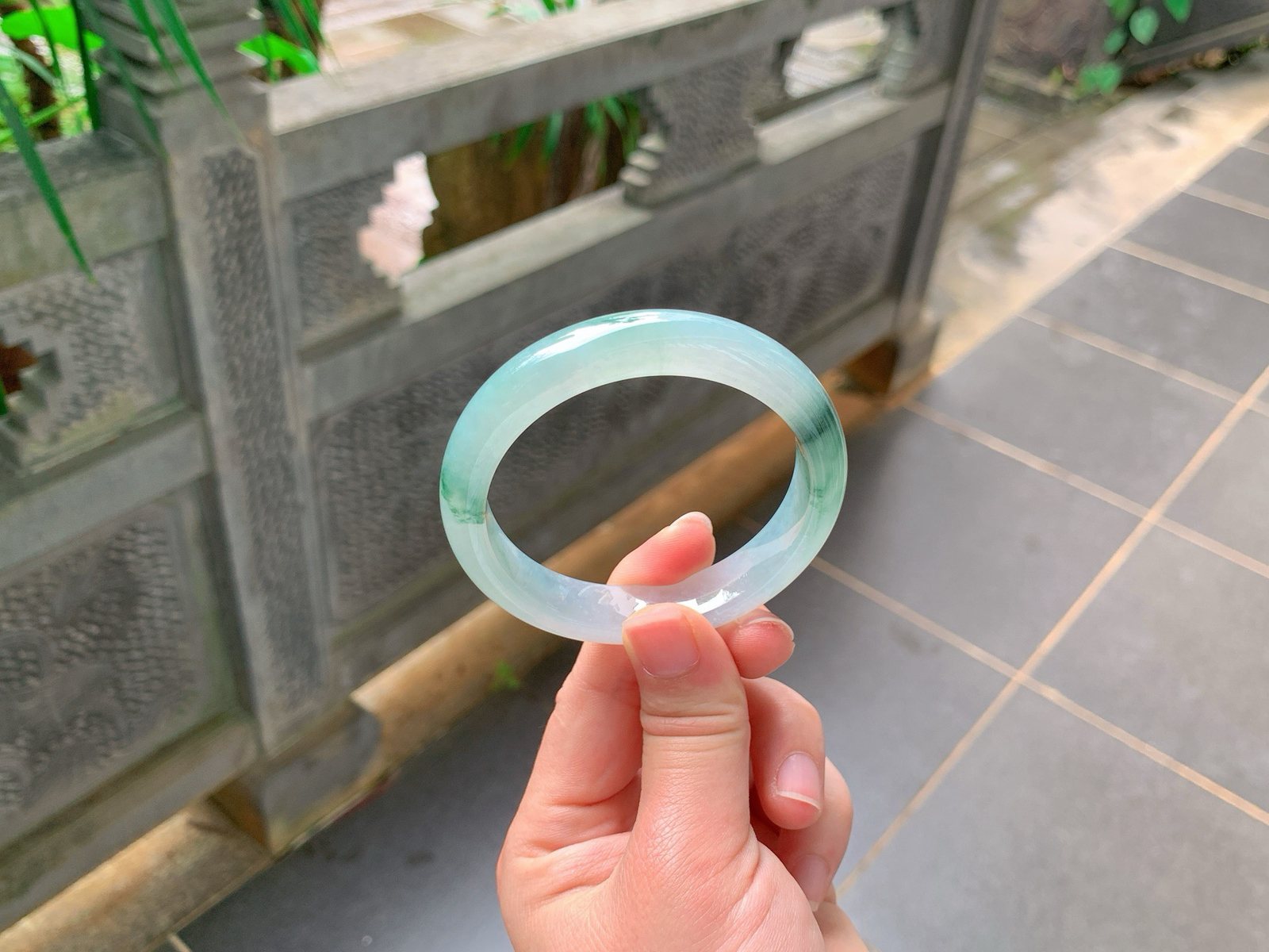 ｜56圈口
冰飘花平安镯
冰透胶感底，一抹浓艳辣绿聚色，水头足、起光感强，氛围感拉满