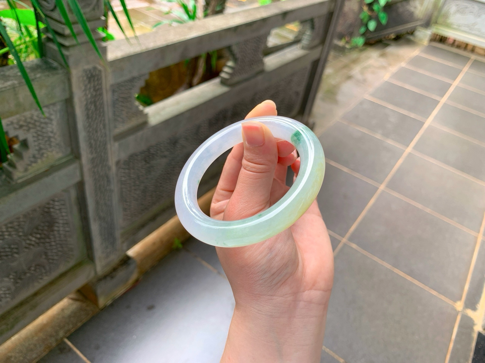 ｜57圈口
条粗：11.4
冰底三彩圆条福镯
经典圆条，上手温婉雅致，自带独特韵味