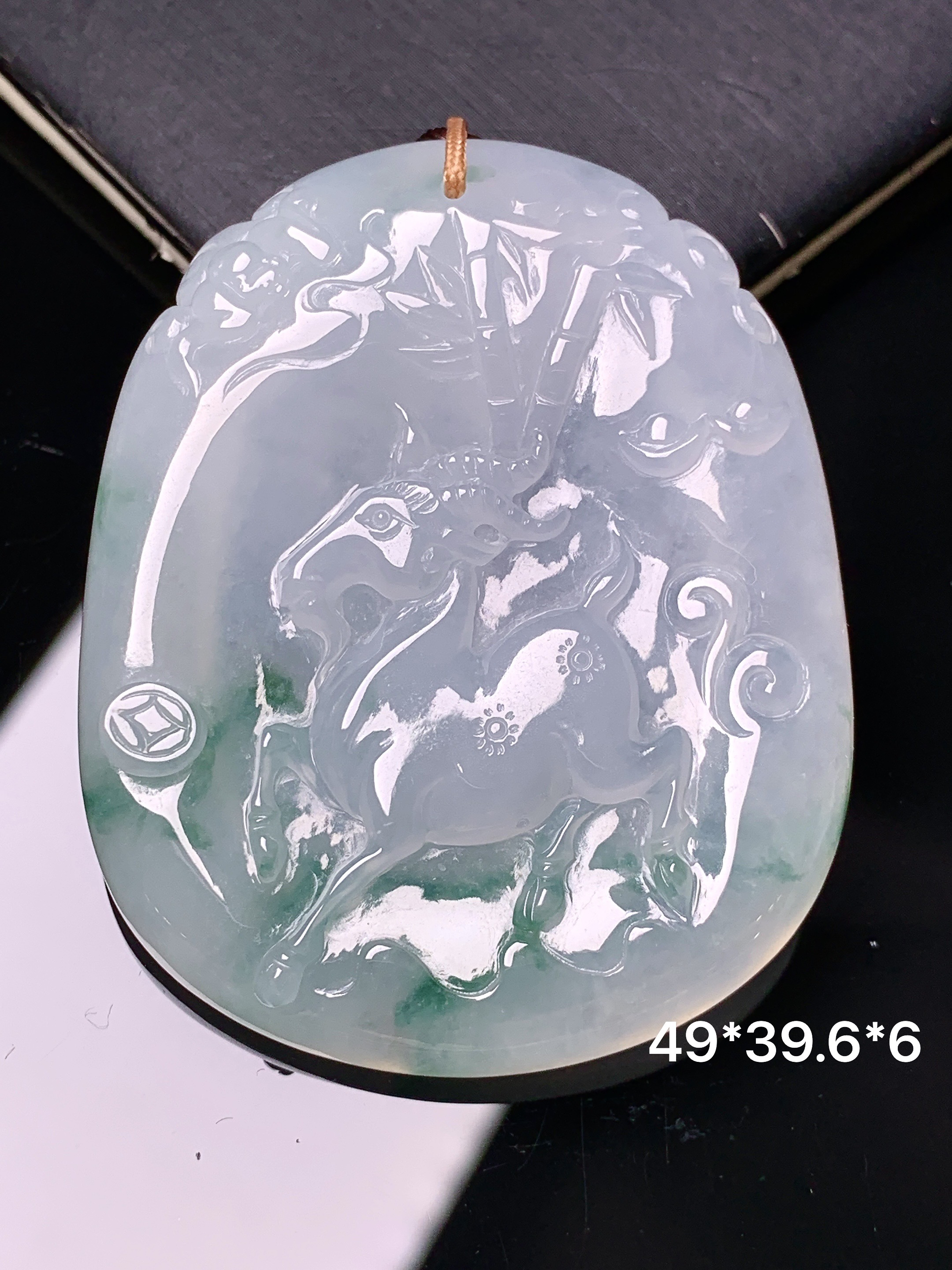 飘绿生肖羊吊坠 玉质细腻 色泽艳丽清新 水润亮眼 整体尺寸49*39.6*6 b2