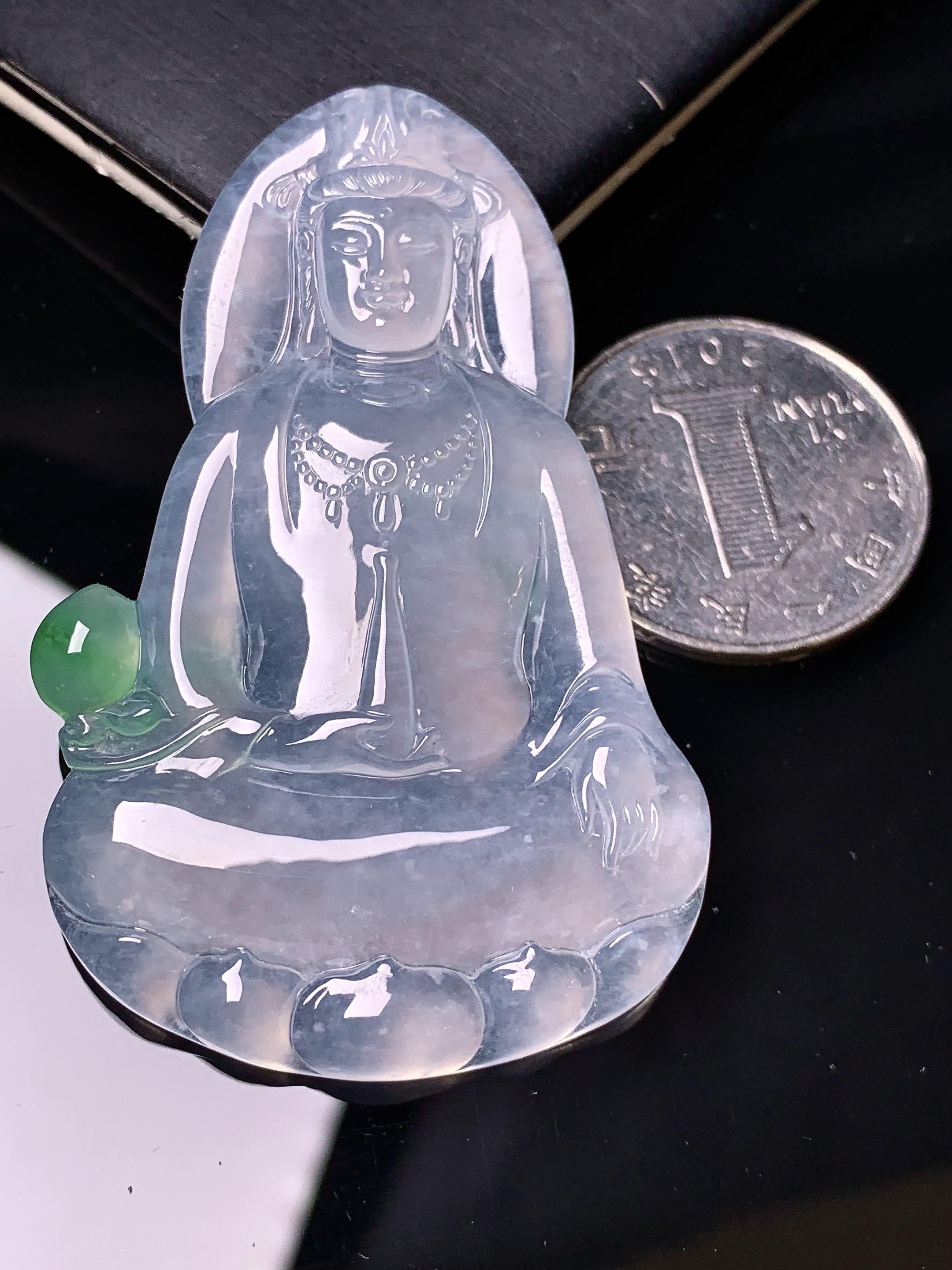 冰种观音菩萨吊坠 玉质细腻 色泽艳丽清新 水润亮眼 整体尺寸58.5*37.8*6 a7