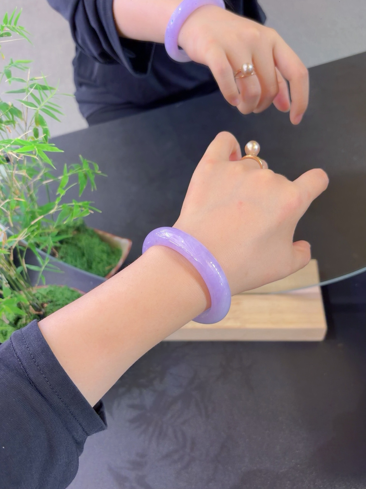 ｜53圈口
满圈紫罗兰
整圈均匀的浓紫色，肉质细腻温润
上手衬肤色，温柔 喜欢紫镯别错过！
规格【53/12.5/9.3】