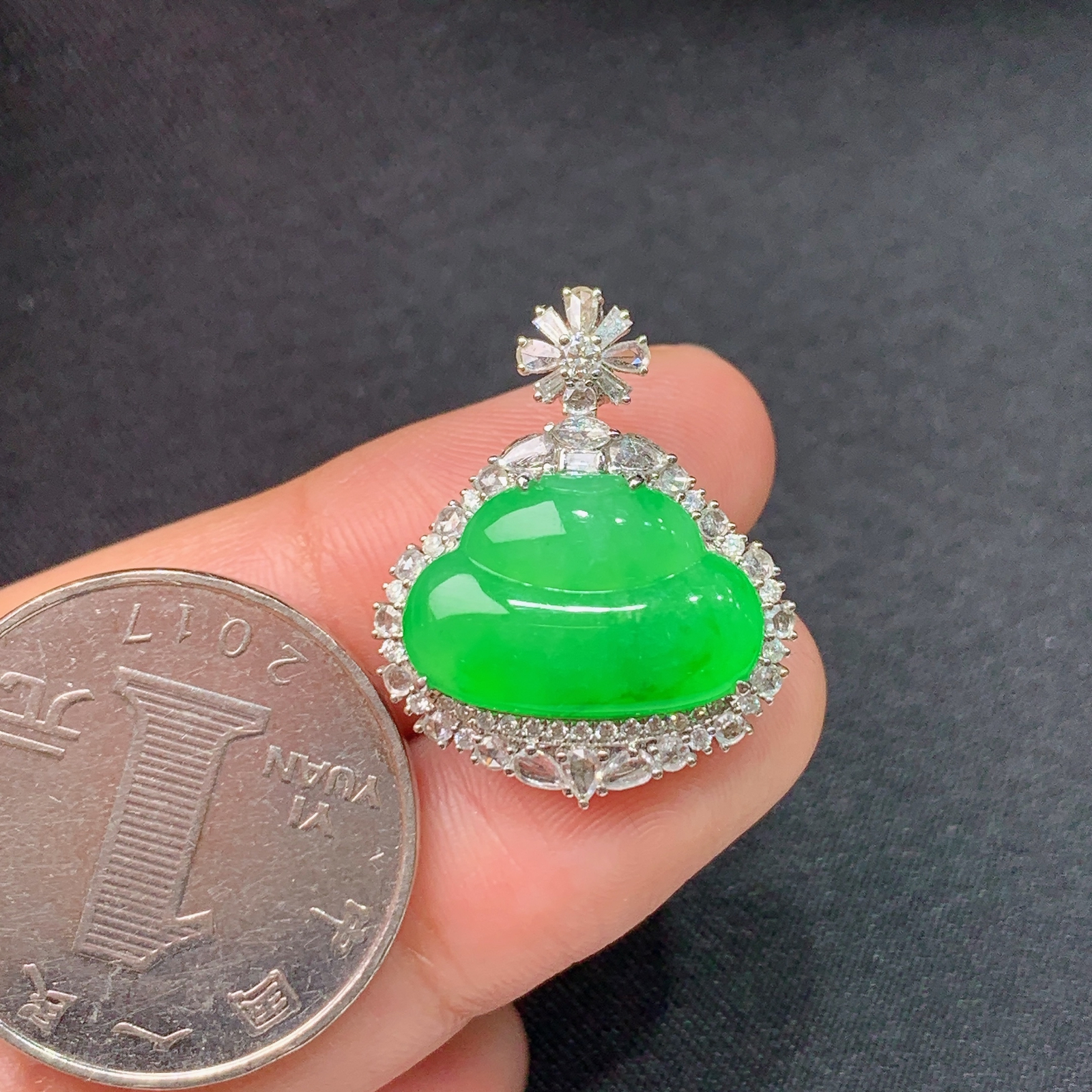 冰阳绿葫芦吊坠，18k金镶嵌，冰润色阳，玉质细腻，种水足，Xl01 尺寸23.8*19.5*8.9