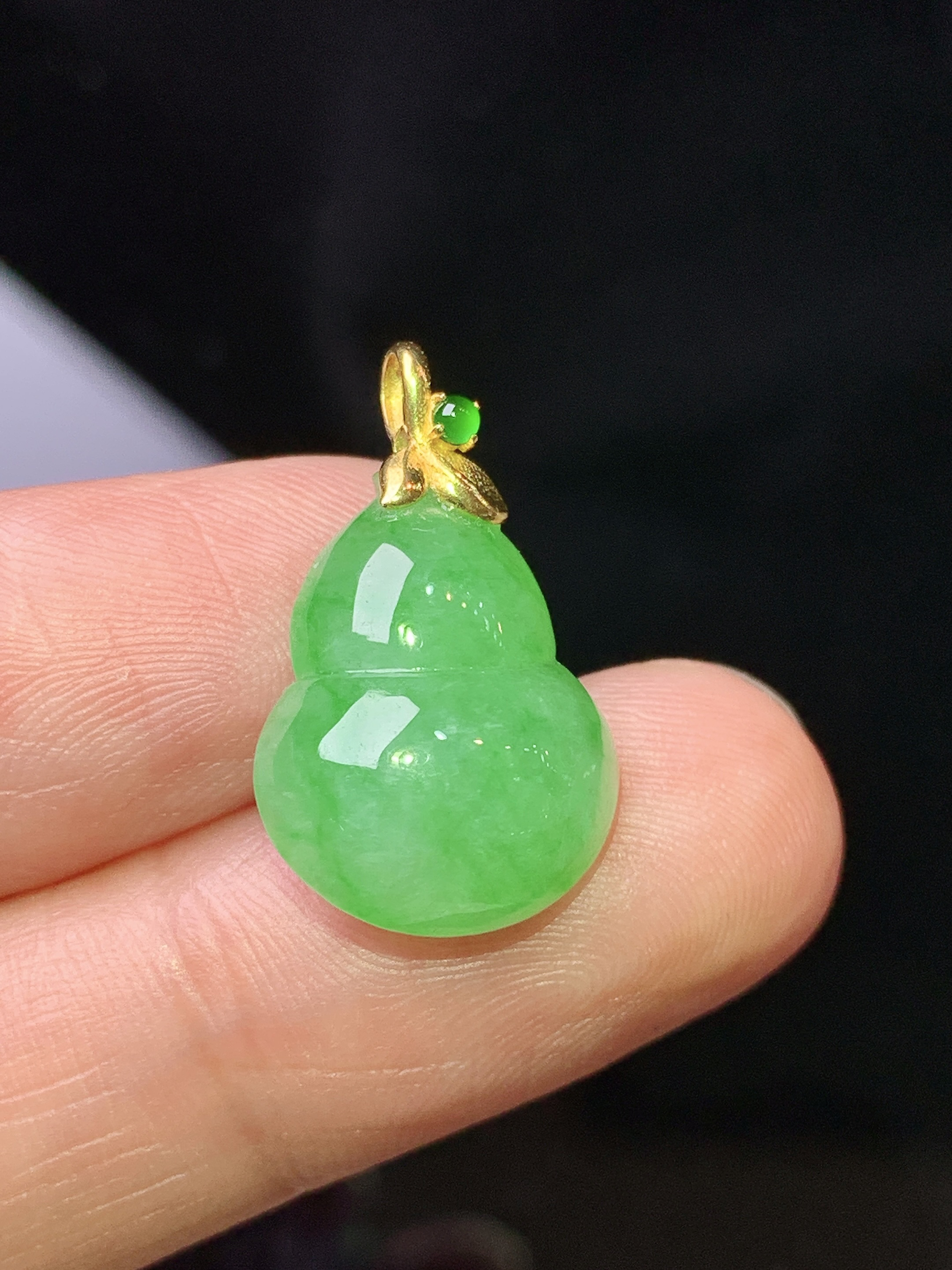 18k金镶嵌阳绿葫芦吊坠 玉质细腻 色泽艳丽清新 水润亮眼 整体尺寸21.2*13*6.8 z1