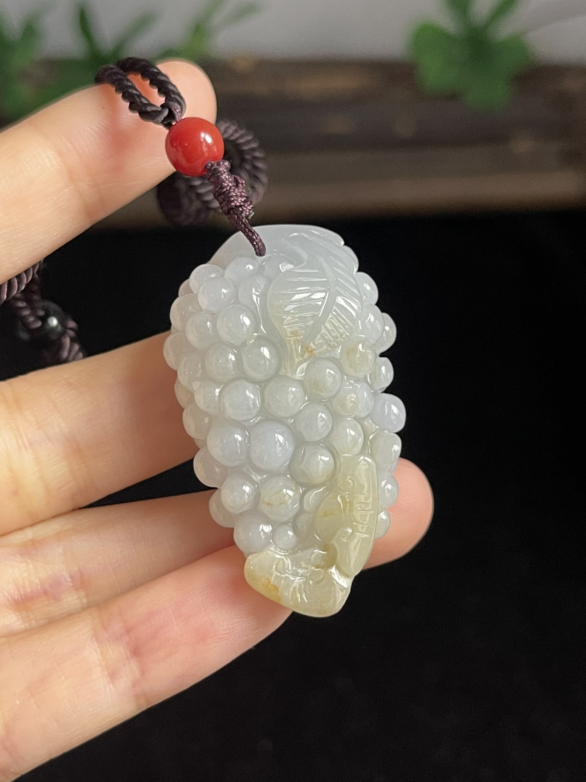 翡翠花件，褐黄色颜色成因未定