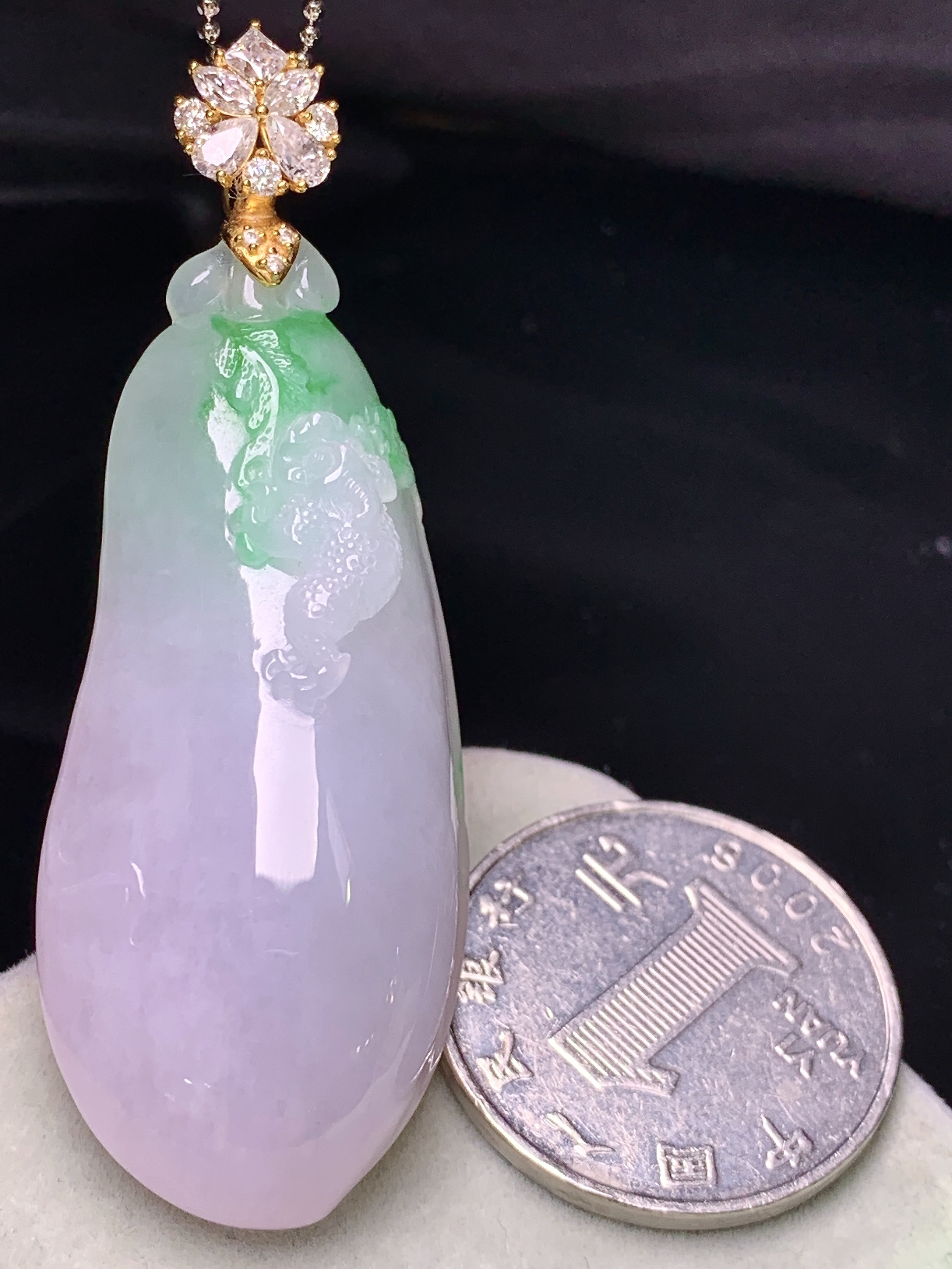 18k金钻镶嵌飘绿福瓜吊坠 玉质细腻 色泽艳丽清新 水润亮眼 整体尺寸59.7*22.2*15 e1