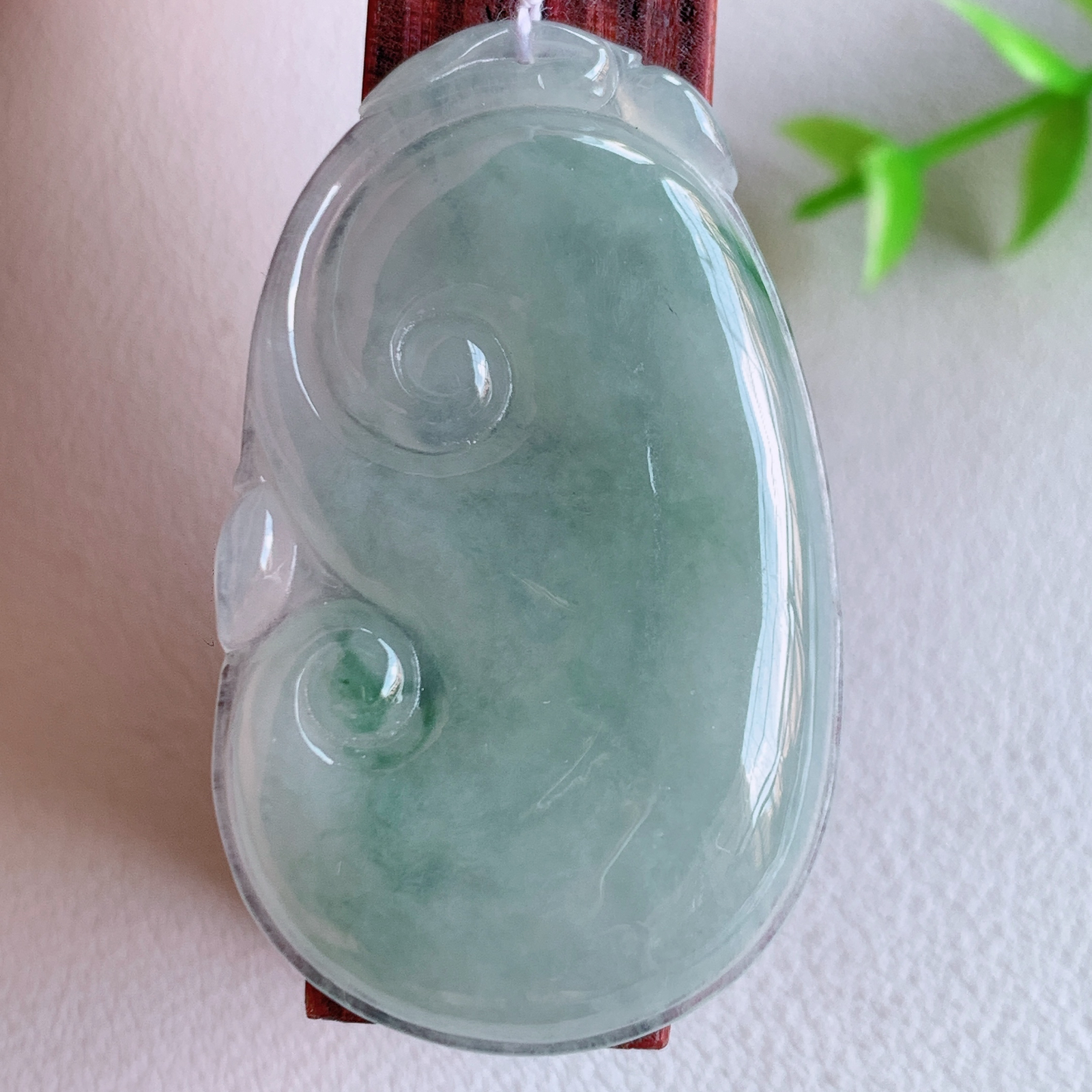 冰润飘花吉祥如意翡翠吊坠  寓意“万事如意，吉祥如意,福寿绵长 心想事成”饱满大气，通透水润  W415.10 尺寸：41-24.8-5.2mm