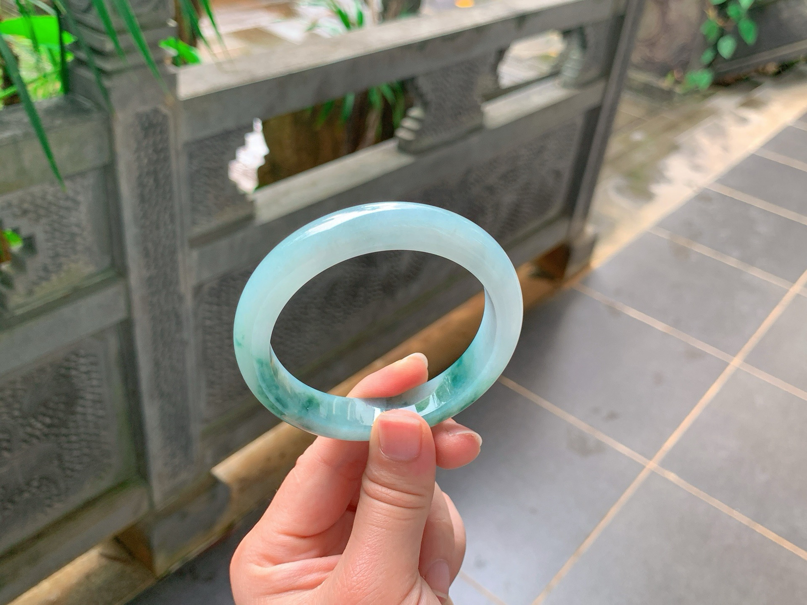 ｜59圈口
冰蓝底飘蓝花正圈
冰润蓝底，丝絮蓝花，清冷水墨感
简约显贵，氛围感绝，性价比放漏，圈口稀缺