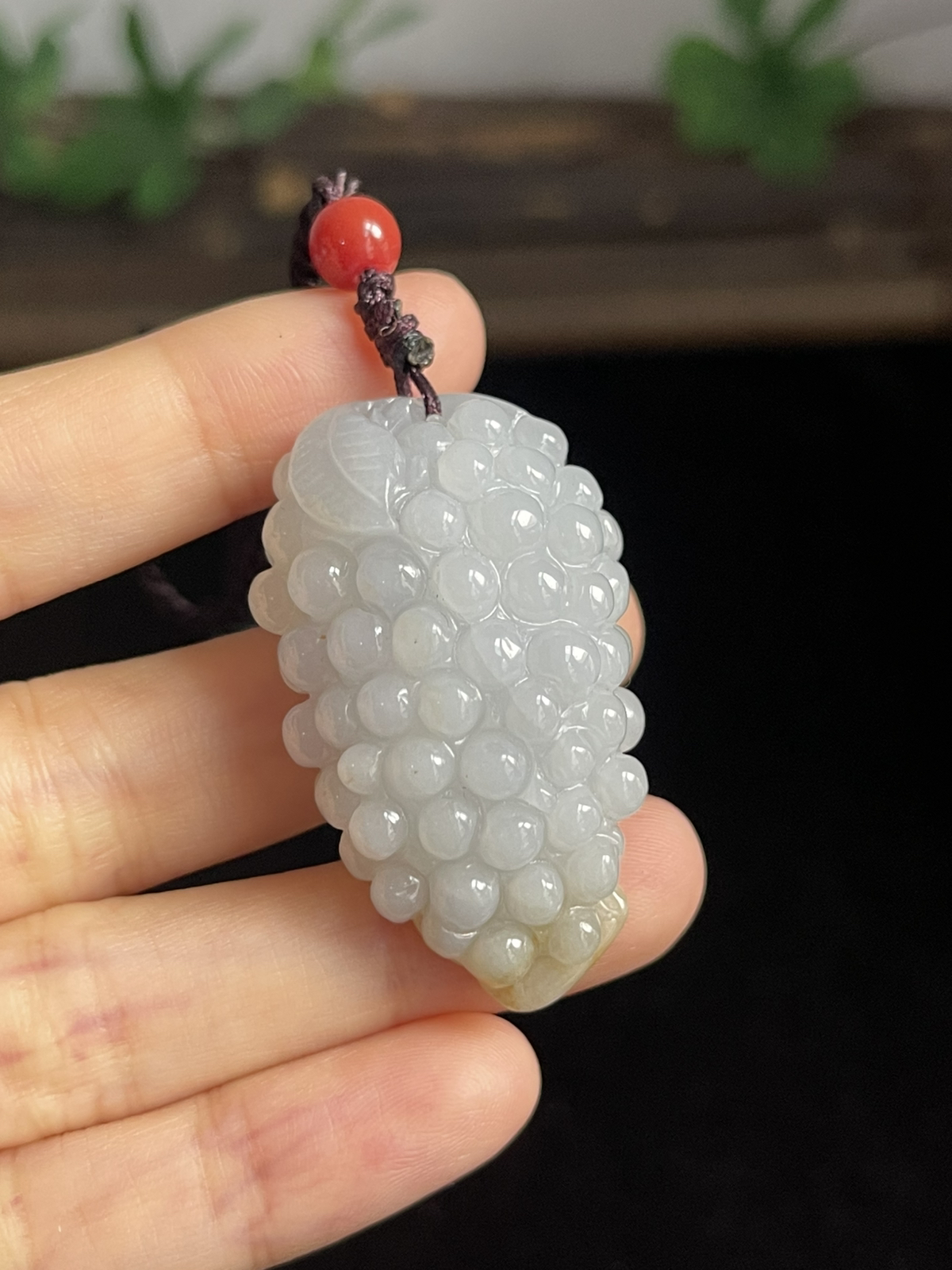 翡翠花件，褐黄色颜色成因未定