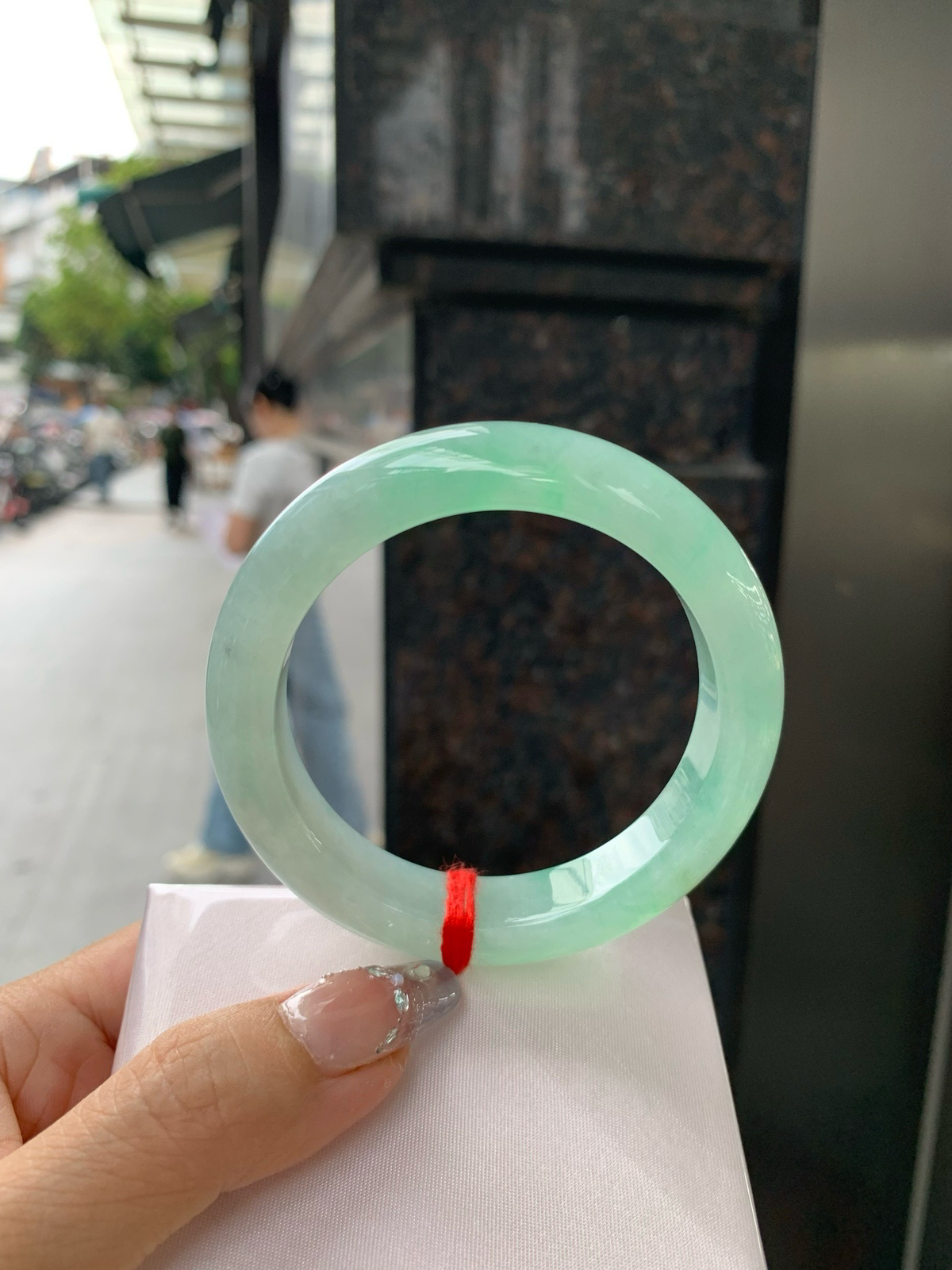 冰飘绿花正圈
55.2-9.1-12.5
0416-N449
无裂，底妆冰润细腻，春风十里不如腕间一抹绿，绿花如春日的嫩草，仙气缭绕，很有意境，古典优雅令人沉醉其中