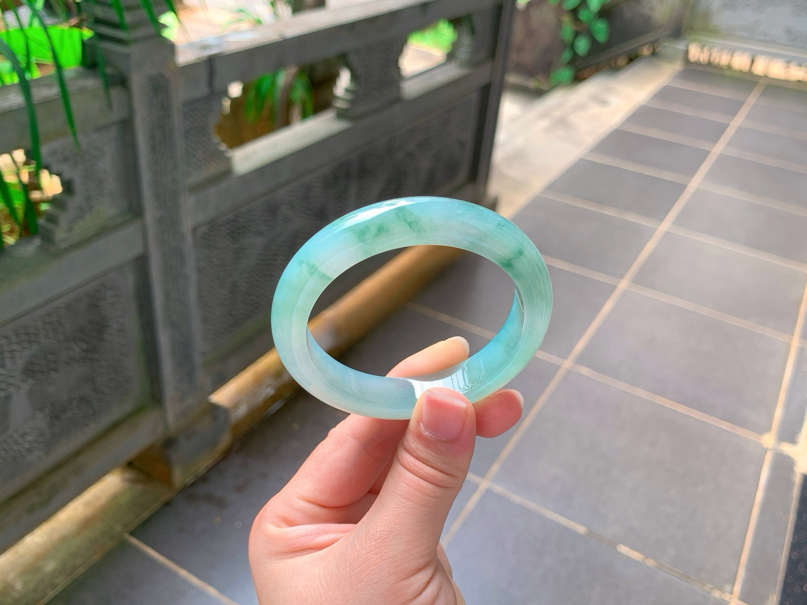 🥮｜55圈口
冰晴底飘花平安镯
冰透蓝调底色，绿花灵动飘逸，水光感足