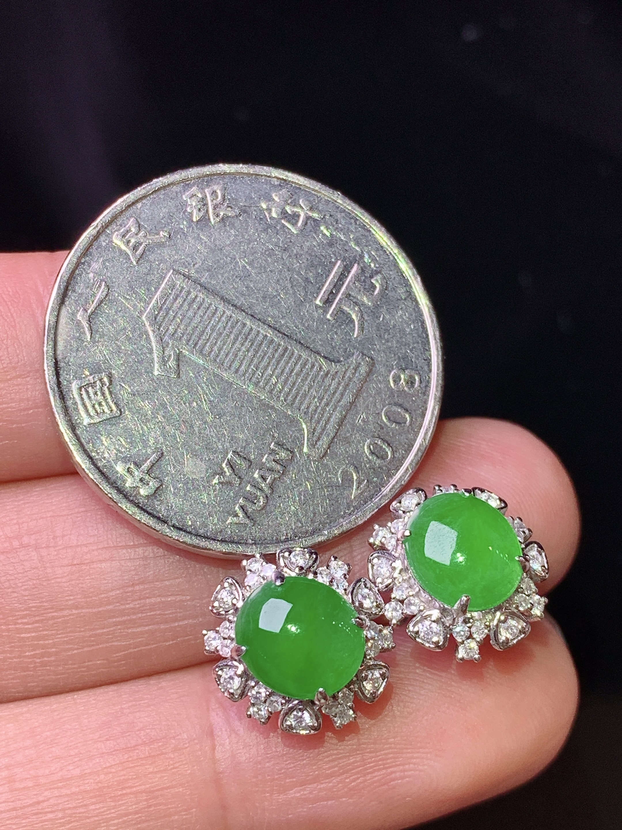 18k金钻镶嵌满绿蛋面耳钉 玉质细腻 色泽艳丽清新 水润亮眼 整体尺寸11.3*10.8*7 L2
