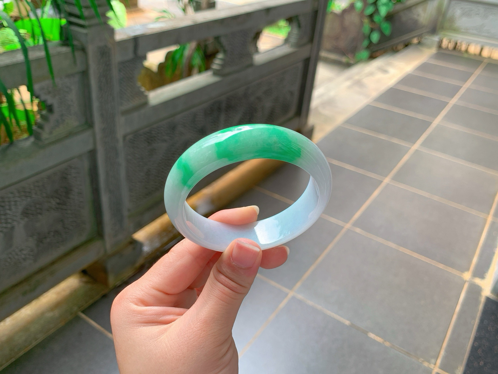 ️｜59圈口
白底青宽版平安镯
冰润白底，一截辣绿鲜亮吸睛，色感亮眼出彩，明艳不俗