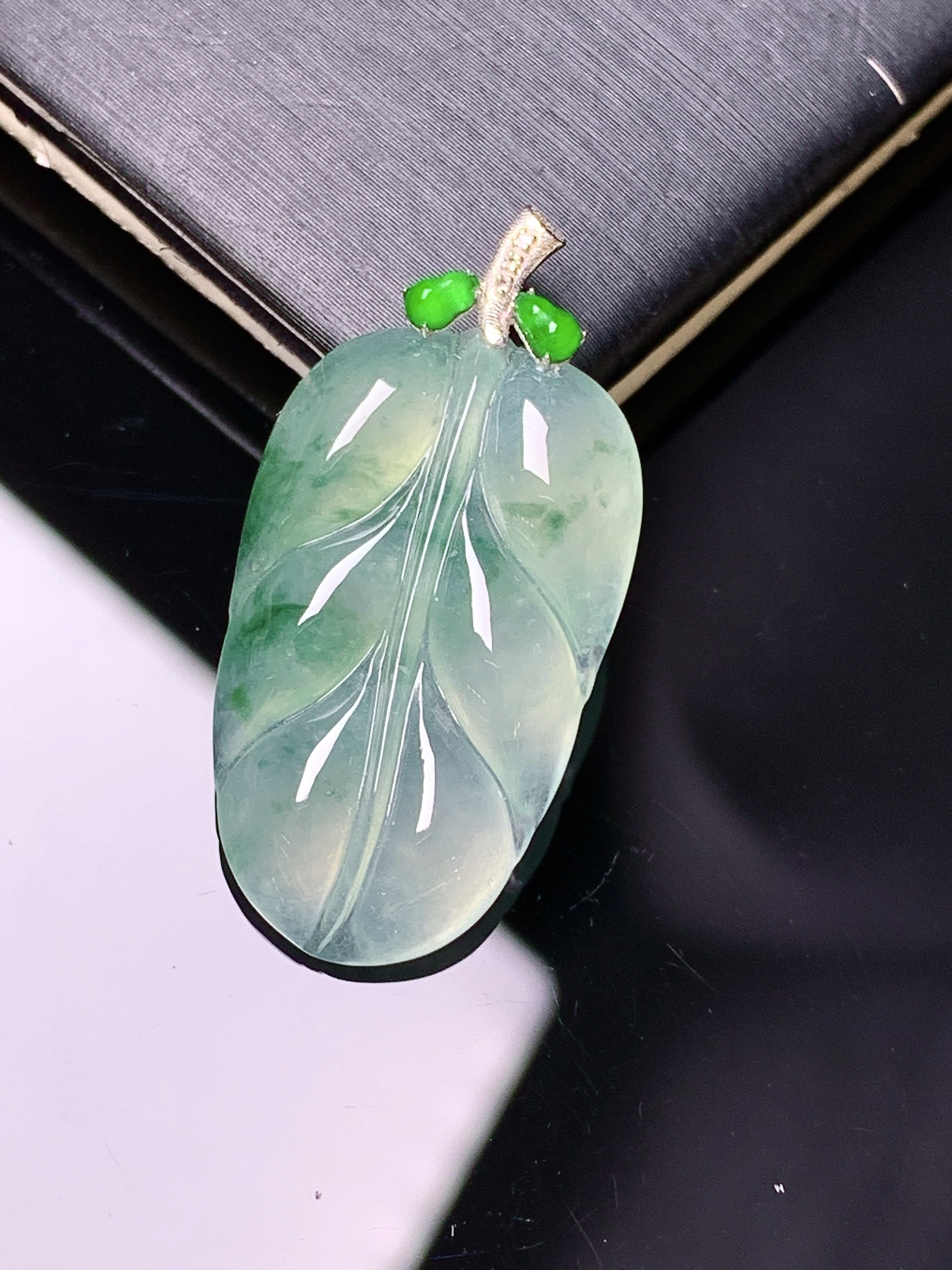 18k金镶嵌冰种飘绿树叶吊坠 玉质细腻 色泽艳丽清新 水润亮眼 整体尺寸30.3*15*4.6 m1