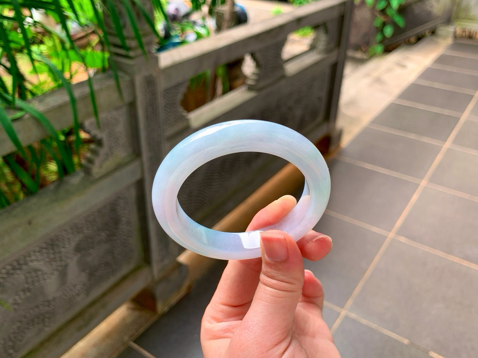 ｜55圈口
冰紫底平安镯
清润柔和的淡紫冰底，玉质细腻莹润，雾感温柔不艳俗