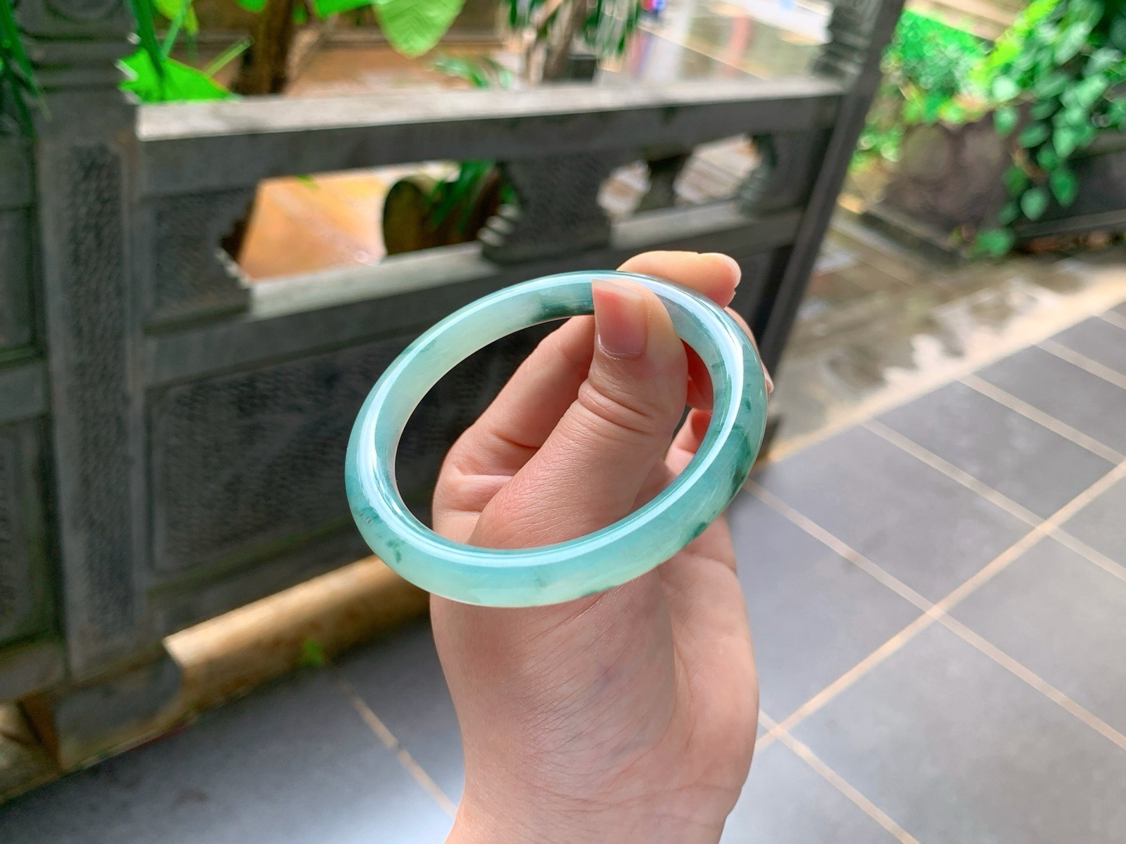 ｜56圈口
晴底飘花福镯
底子清透，墨绿花灵动浓郁，古典秀气，自带山水画意境