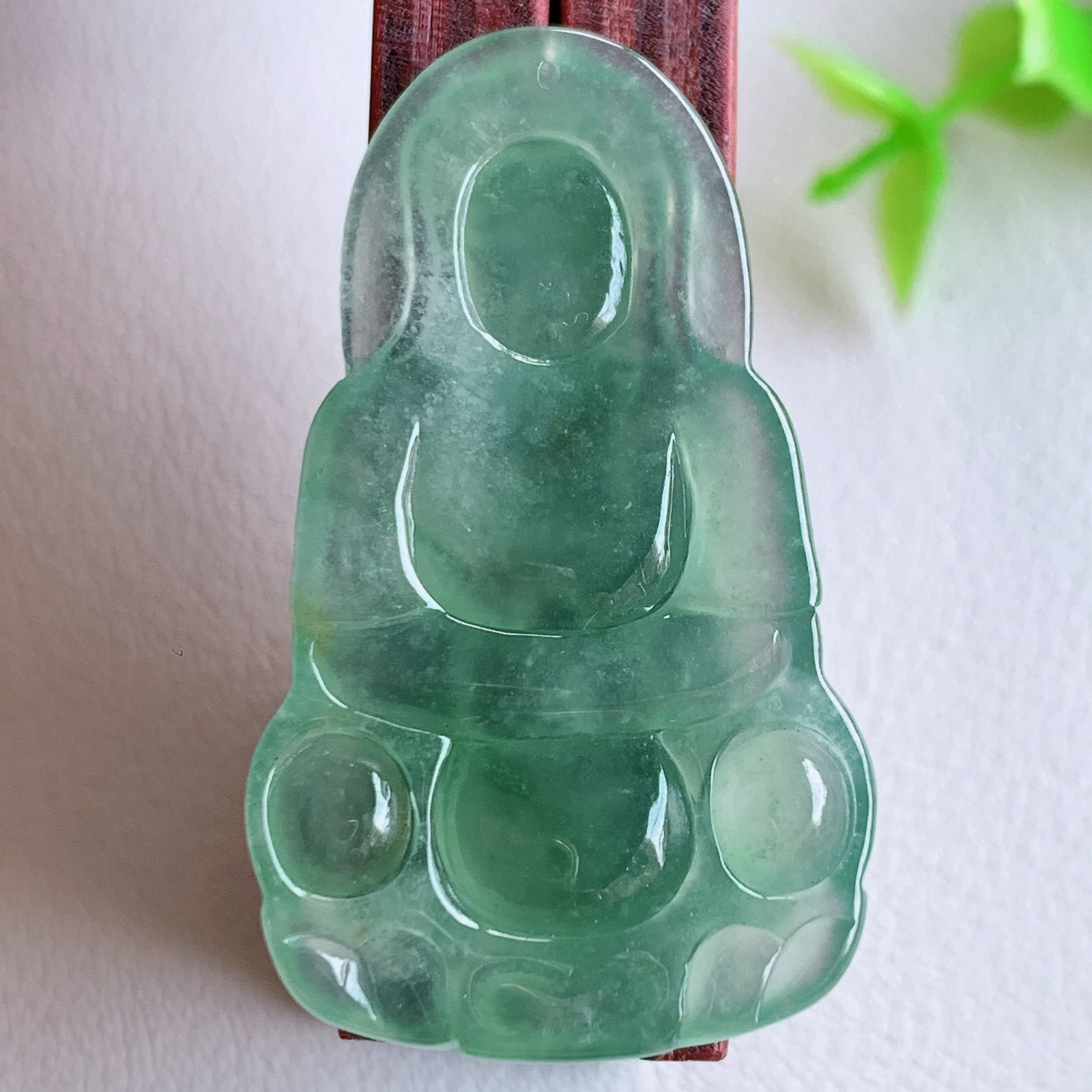 冰润精雕观音吊坠，法相端庄大气，工艺精湛，种色浓郁，细腻饱满冰润，种老水足，收藏佳品，佩戴大气  W03.10  整体尺寸：38-22.5-4.3mm