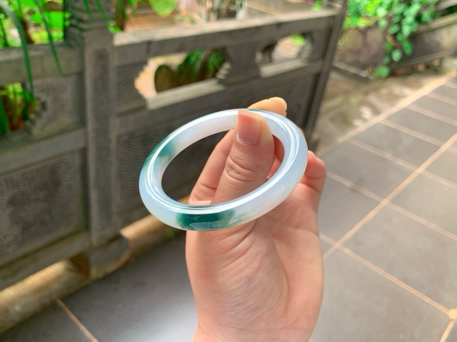 ｜51圈口
白冰飘花福镯
冰透白底，浓绿飘花随性晕染，意境感拉满，圆条版型温婉秀气