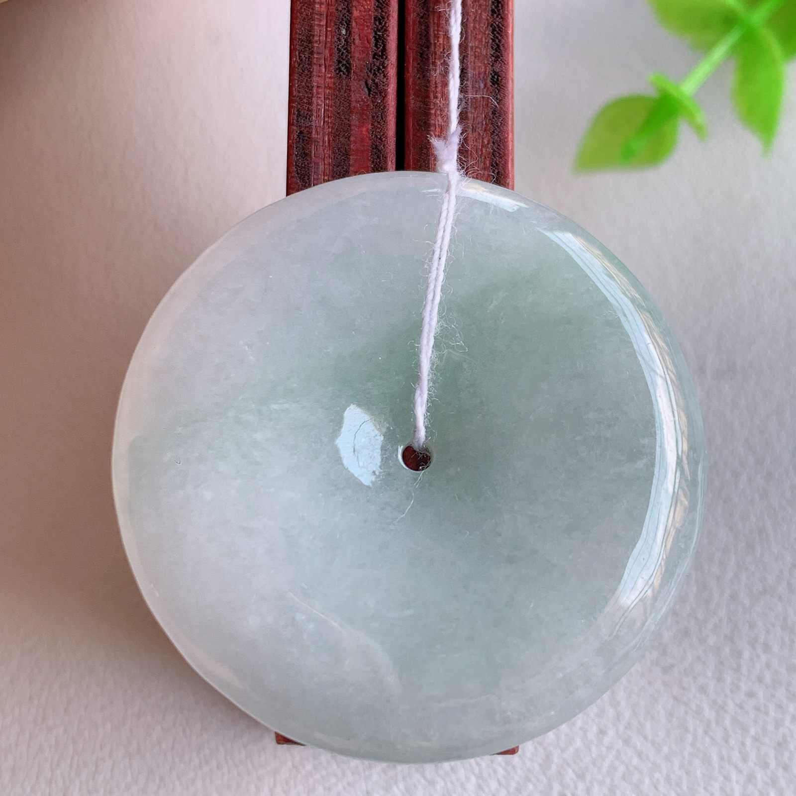 冰润飘花平安扣吊坠，厚装饱满，冰润剔透，细腻水足，种质润泽，飘花灵动，佩戴优雅大气，W415.10 