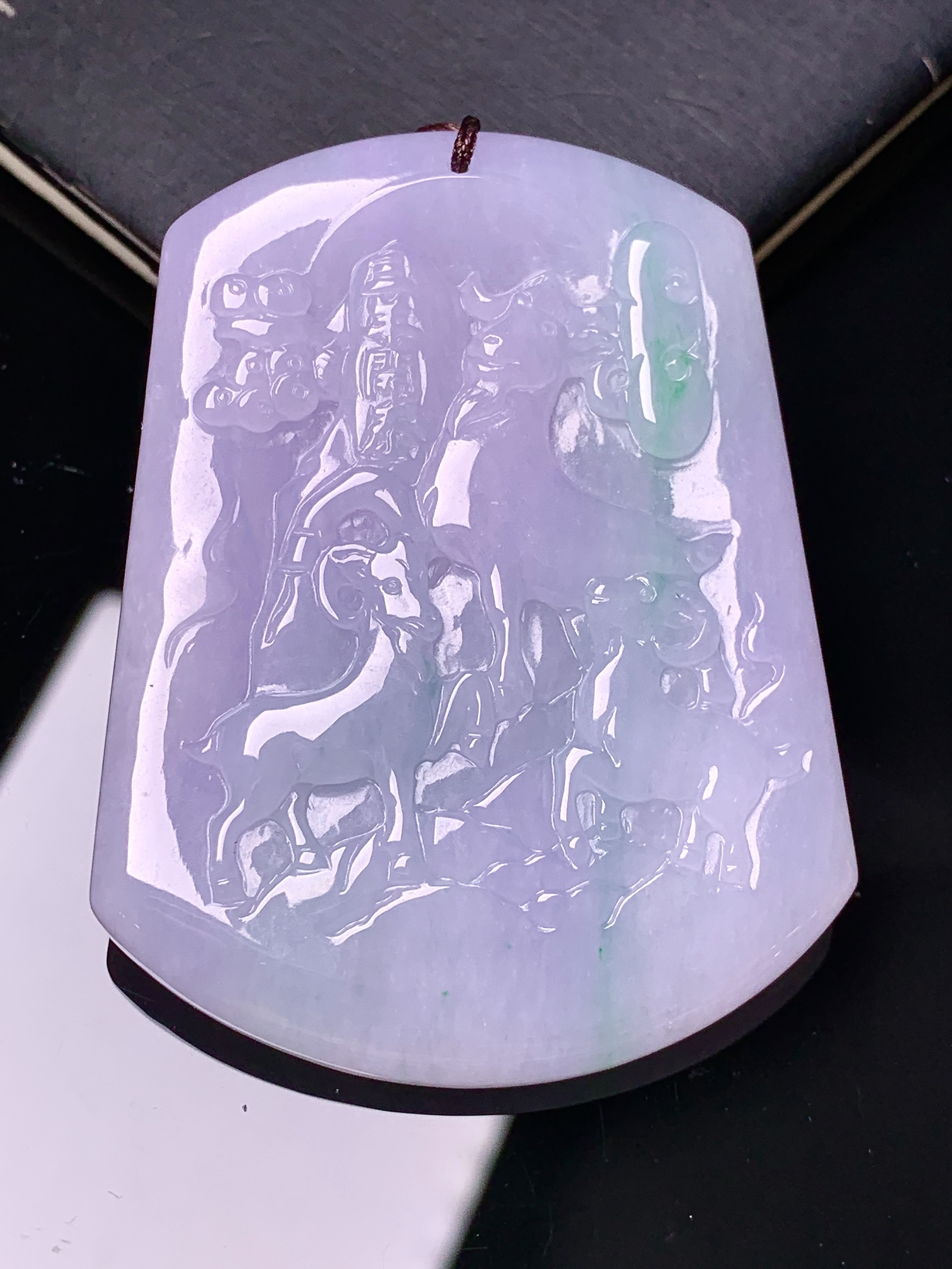淡紫罗兰飘绿生肖羊吊坠 玉质细腻 色泽艳丽清新 水润亮眼 整体尺寸54.3*41.3*5.3 b2