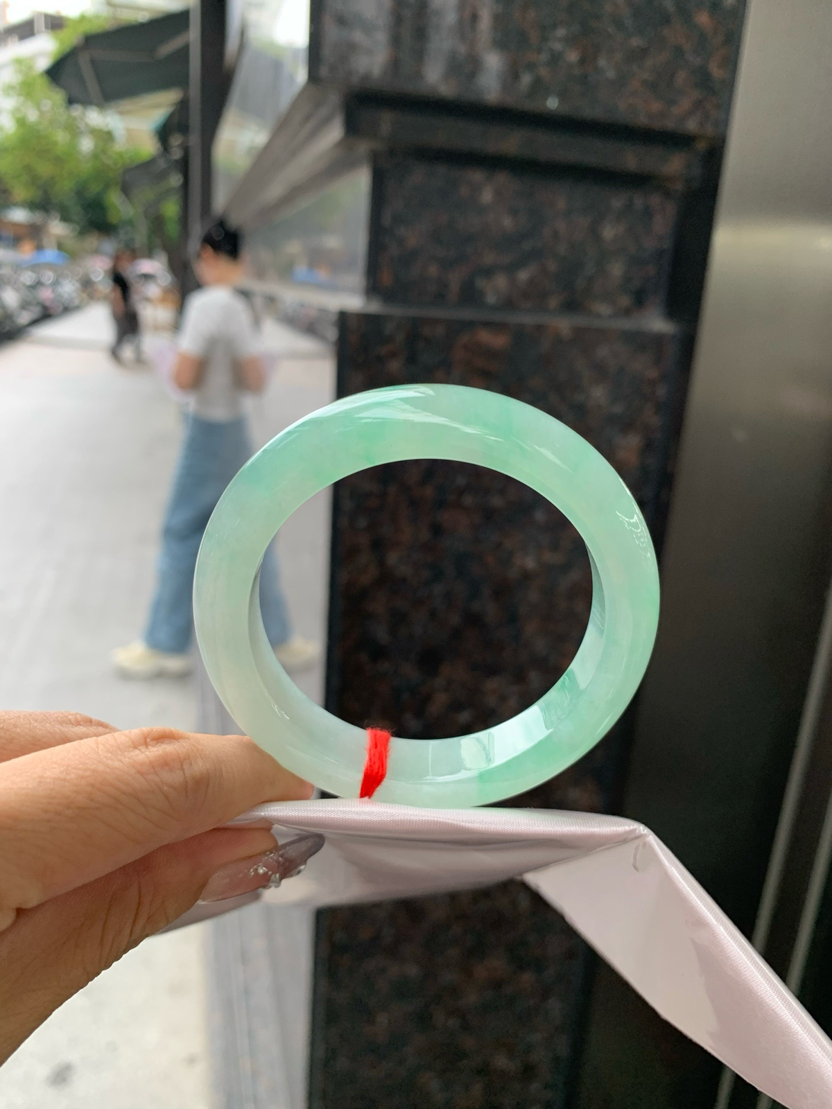 冰飘绿花正圈
55.2-9.1-12.5
0416-N449
无裂，底妆冰润细腻，春风十里不如腕间一抹绿，绿花如春日的嫩草，仙气缭绕，很有意境，古典优雅令人沉醉其中