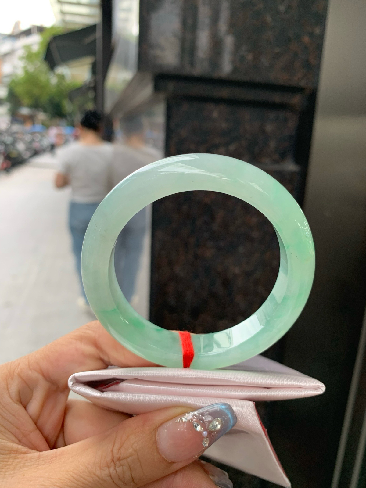 冰飘绿花正圈
55.2-9.1-12.5
0416-N449
无裂，底妆冰润细腻，春风十里不如腕间一抹绿，绿花如春日的嫩草，仙气缭绕，很有意境，古典优雅令人沉醉其中
