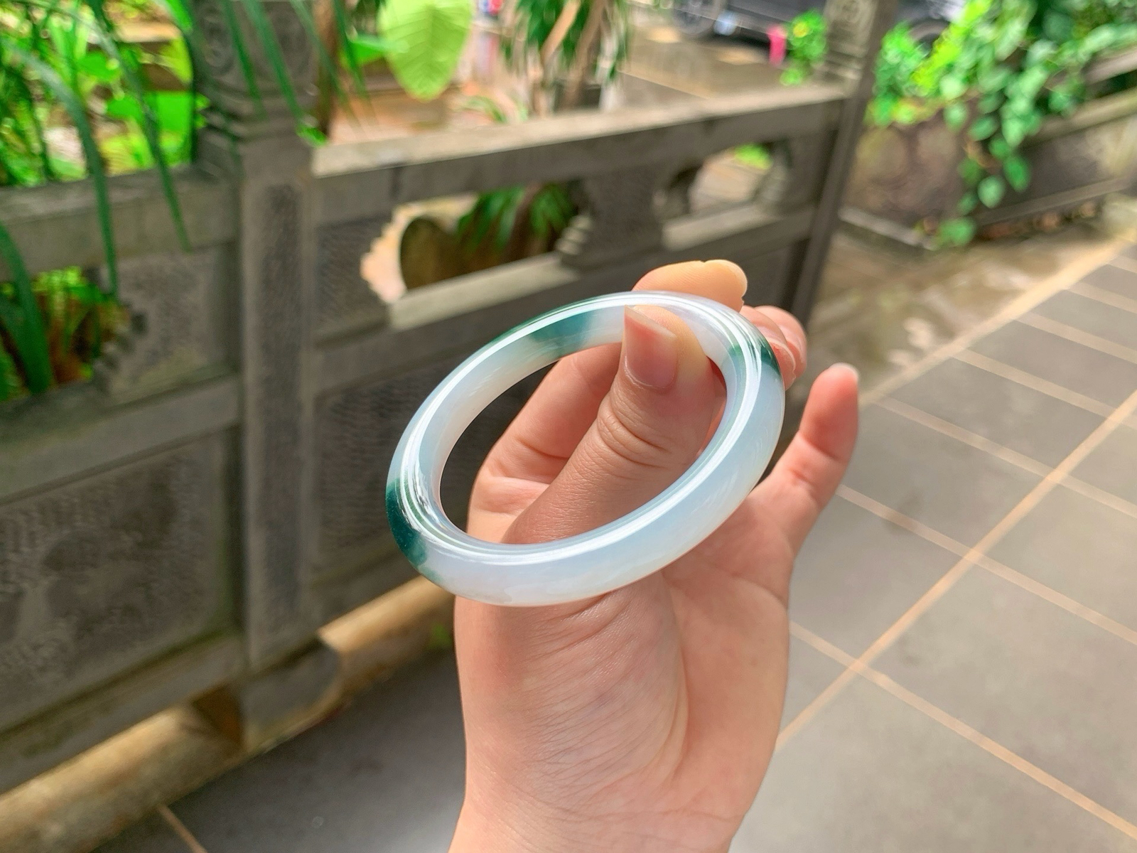 ｜51圈口
白冰飘花福镯
冰透白底，浓绿飘花随性晕染，意境感拉满，圆条版型温婉秀气