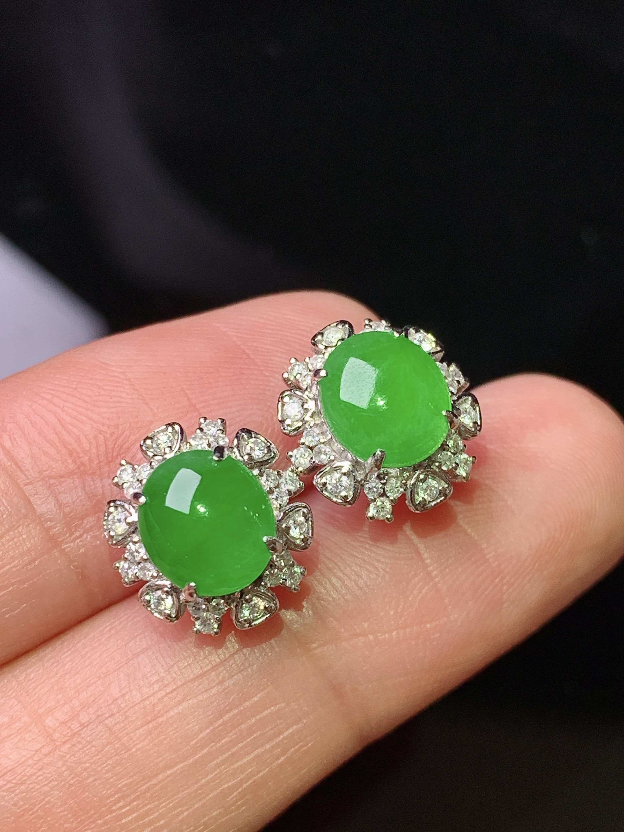 18k金钻镶嵌满绿蛋面耳钉 玉质细腻 色泽艳丽清新 水润亮眼 整体尺寸11.3*10.8*7 L2