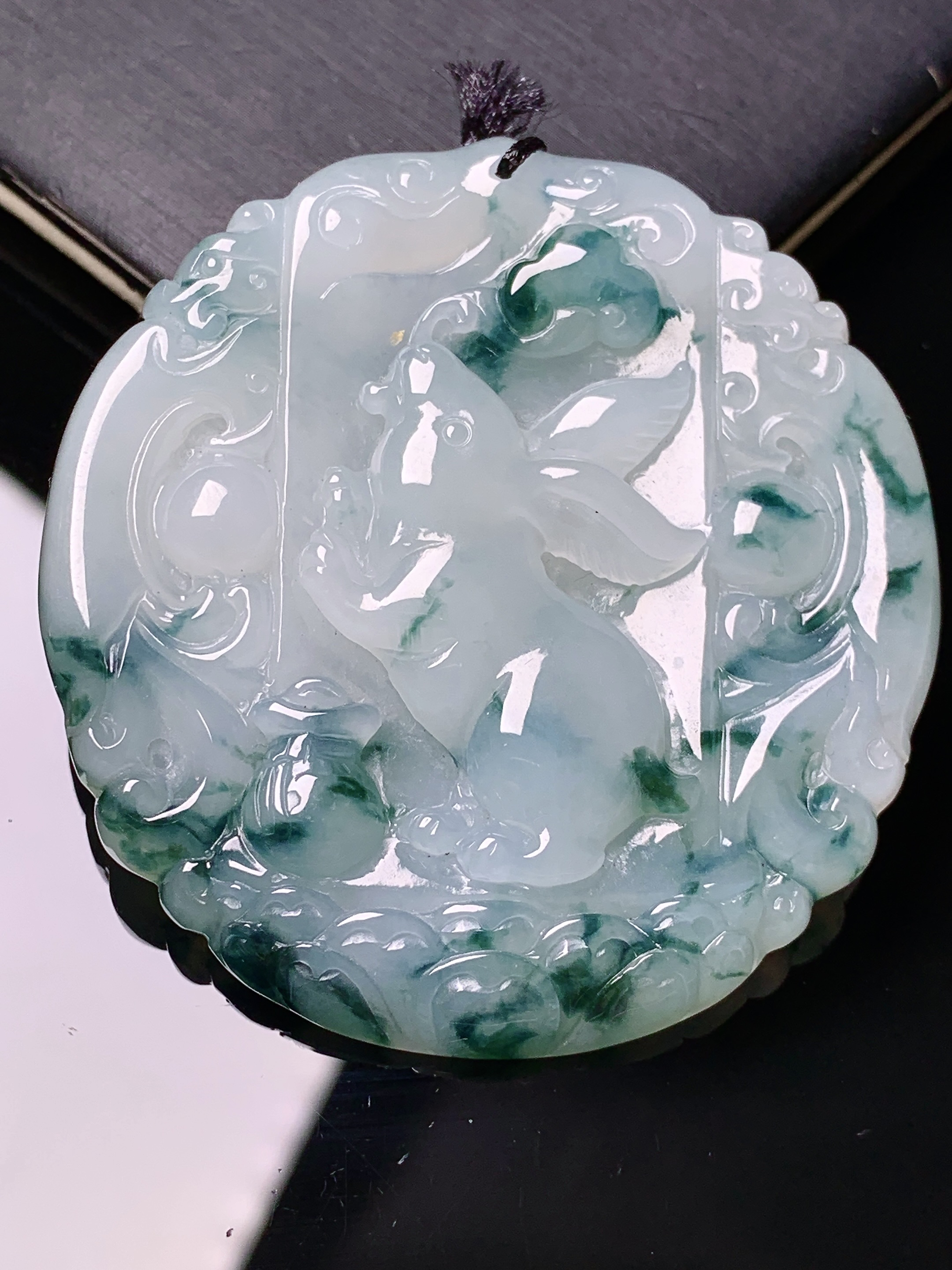 飘绿生肖兔吊坠 玉质细腻 色泽艳丽清新 水润亮眼 整体尺寸50.5*48*5.6 b2